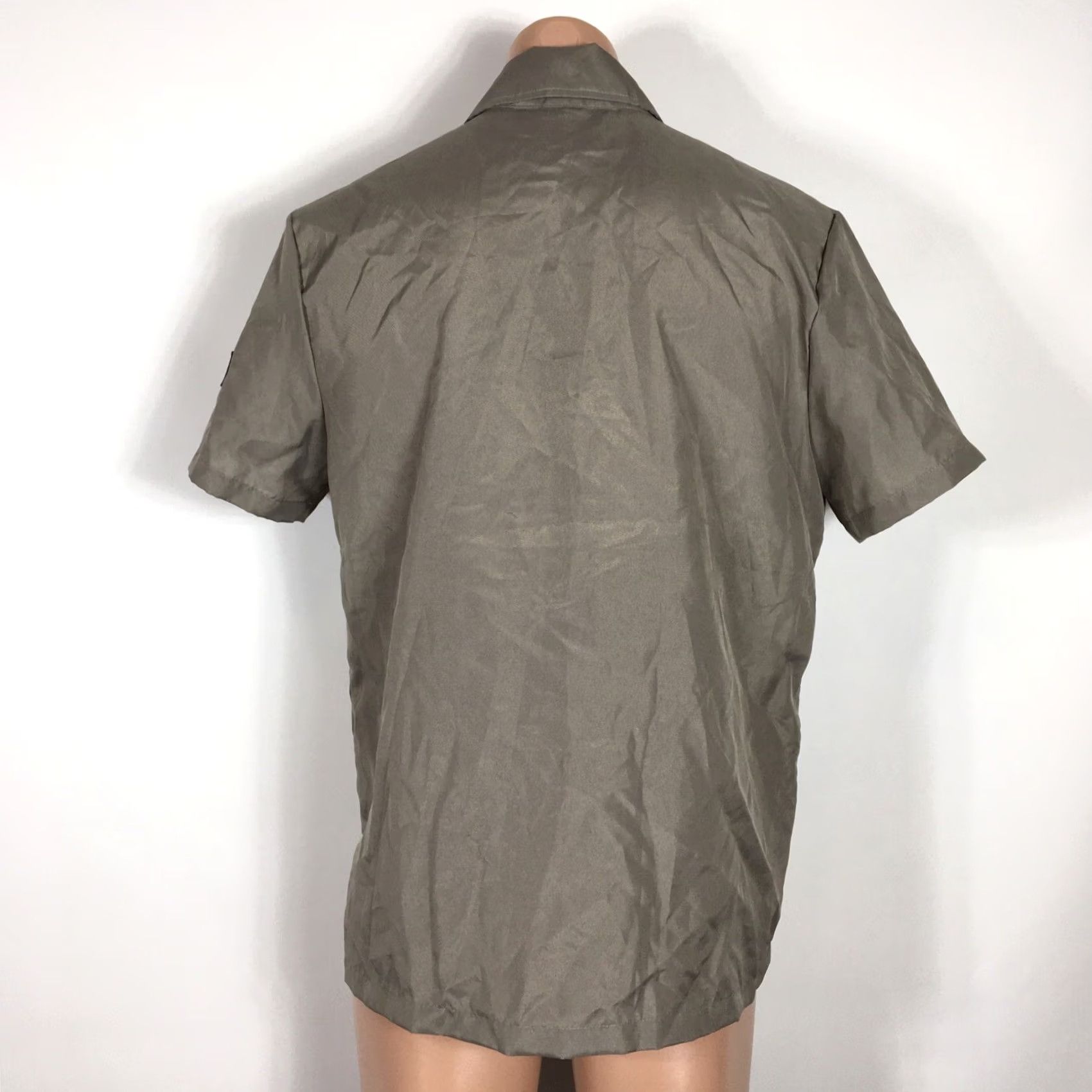 Vintage Jurassic World Mens M Gray Greige Park Specialist Employee Costume Universal Short Sleeve Button-Up Shirt Casual Travel Regular Fit Mens Size US M / EU 48-50 / 2 - 4 Thumbnail