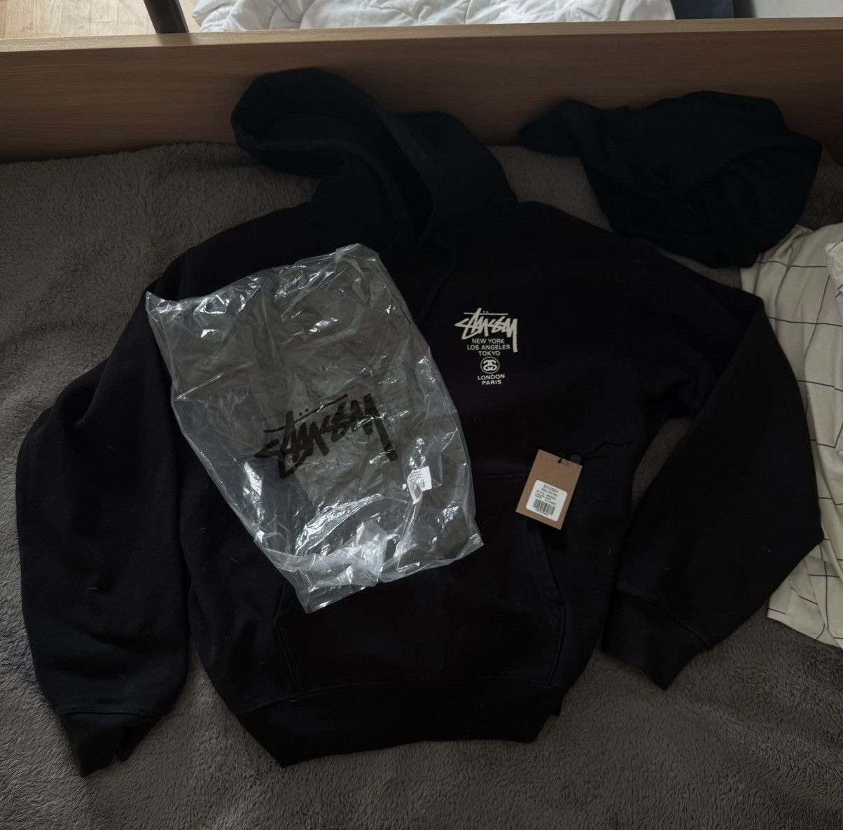 ★STUSSY★WORLD TOUR ZIP HOODIE 2022 フーディ★追跡可 STUSSY】送料・関税込☆World Tour Hood Zip-Up☆3973713