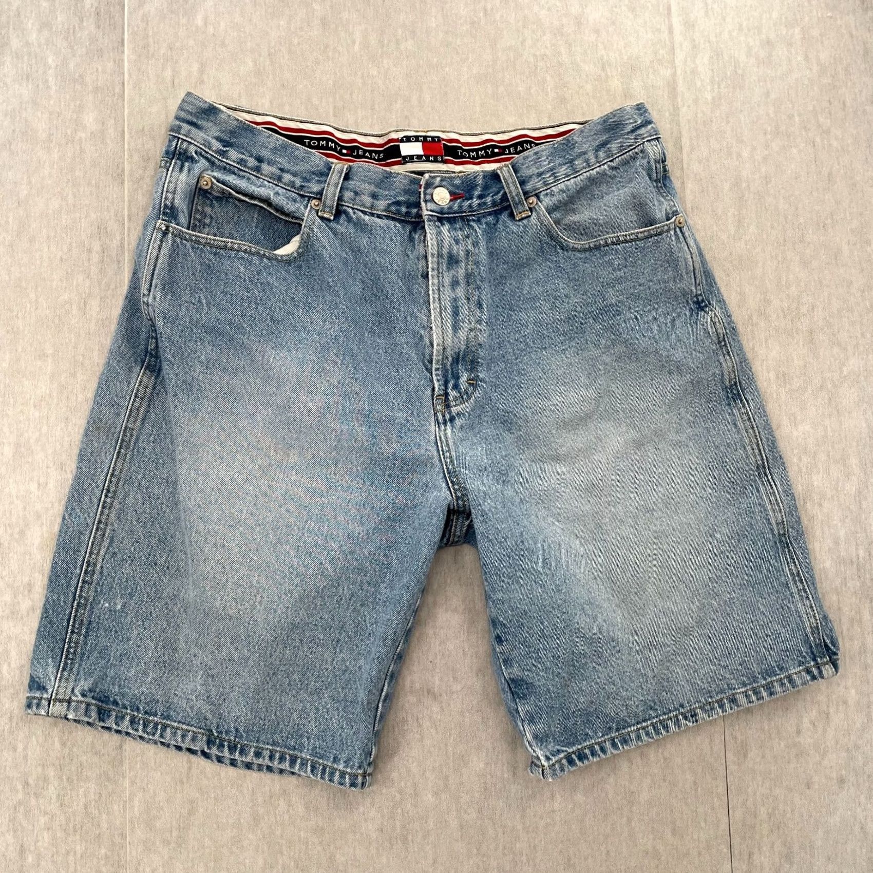 Tommy Hilfiger VINTAGE Tommy Hilfiger Shorts Denim Blue 36 Jeans Short Men 5-Pocket Design Casual Streetwear Y2K Size US 36 / EU 52 - 2 Thumbnail