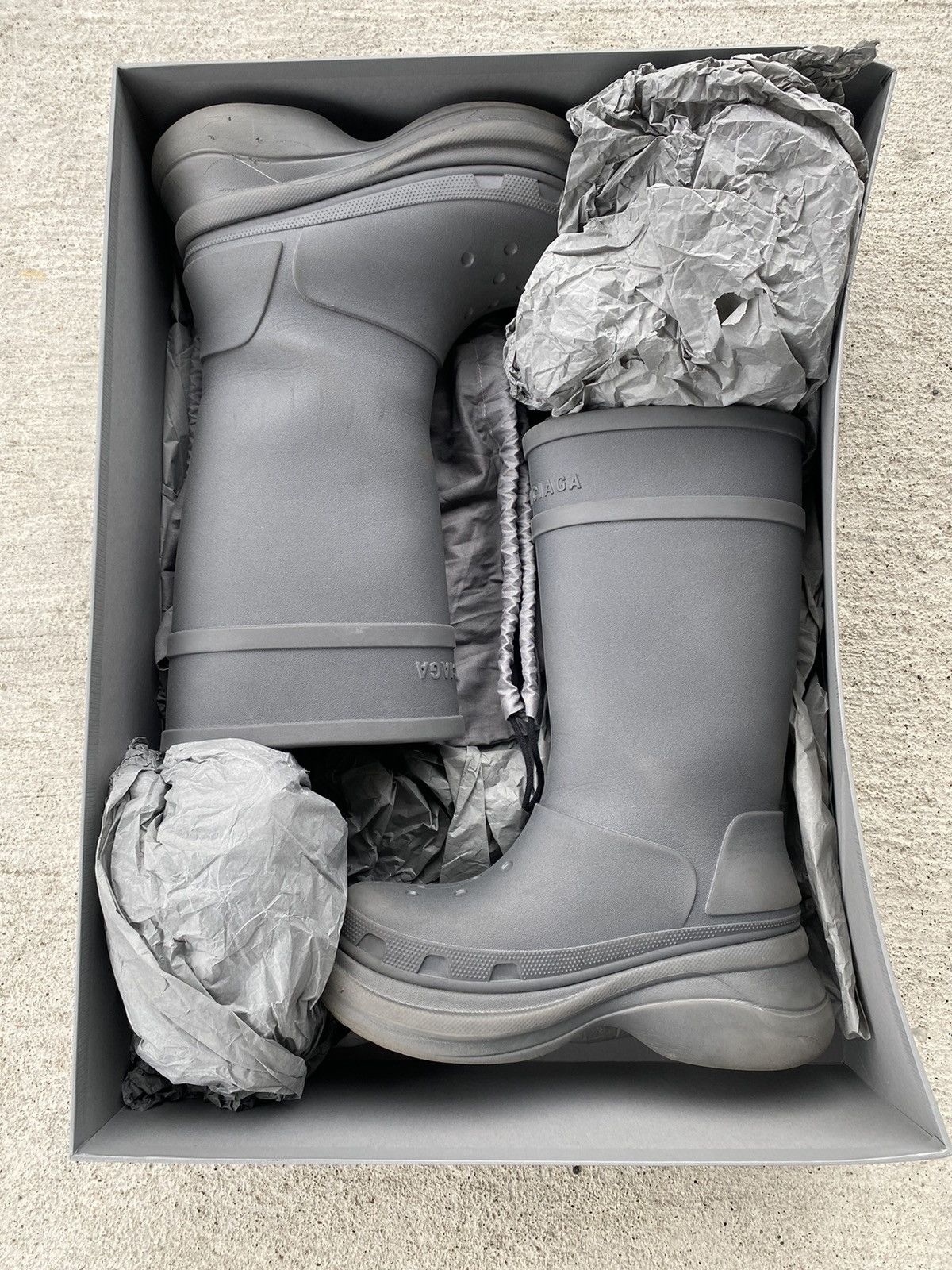 Balenciaga Men\'s Gray Rain & Snow Boots Balenciaga Rubber Rain Boots - Grey Boots, Shoes - BAL334033  main image 4