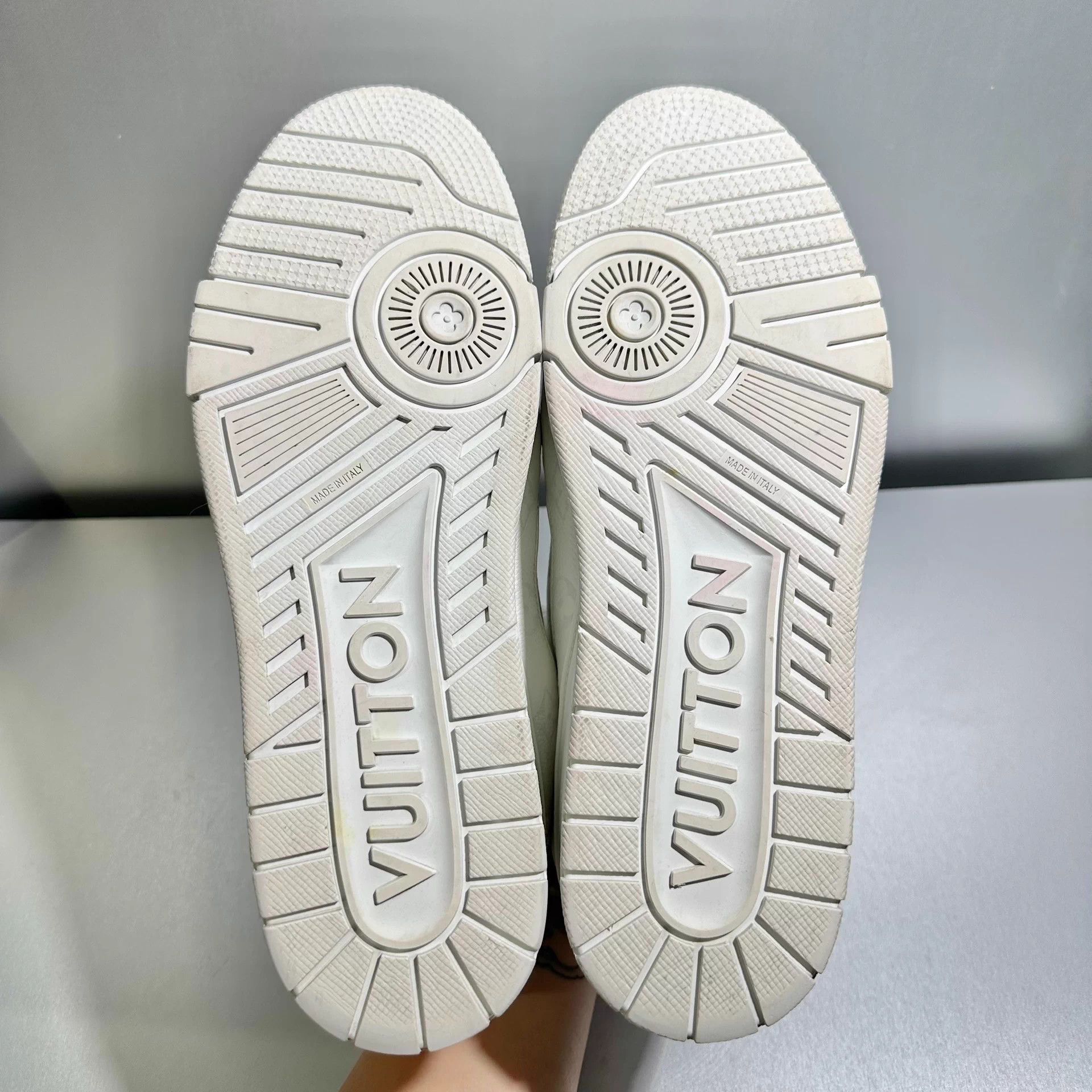 Louis Vuitton LV Trainer Monogram White Size 10/44 Excellent Condition Size US 10 / EU 43 - 7 Thumbnail