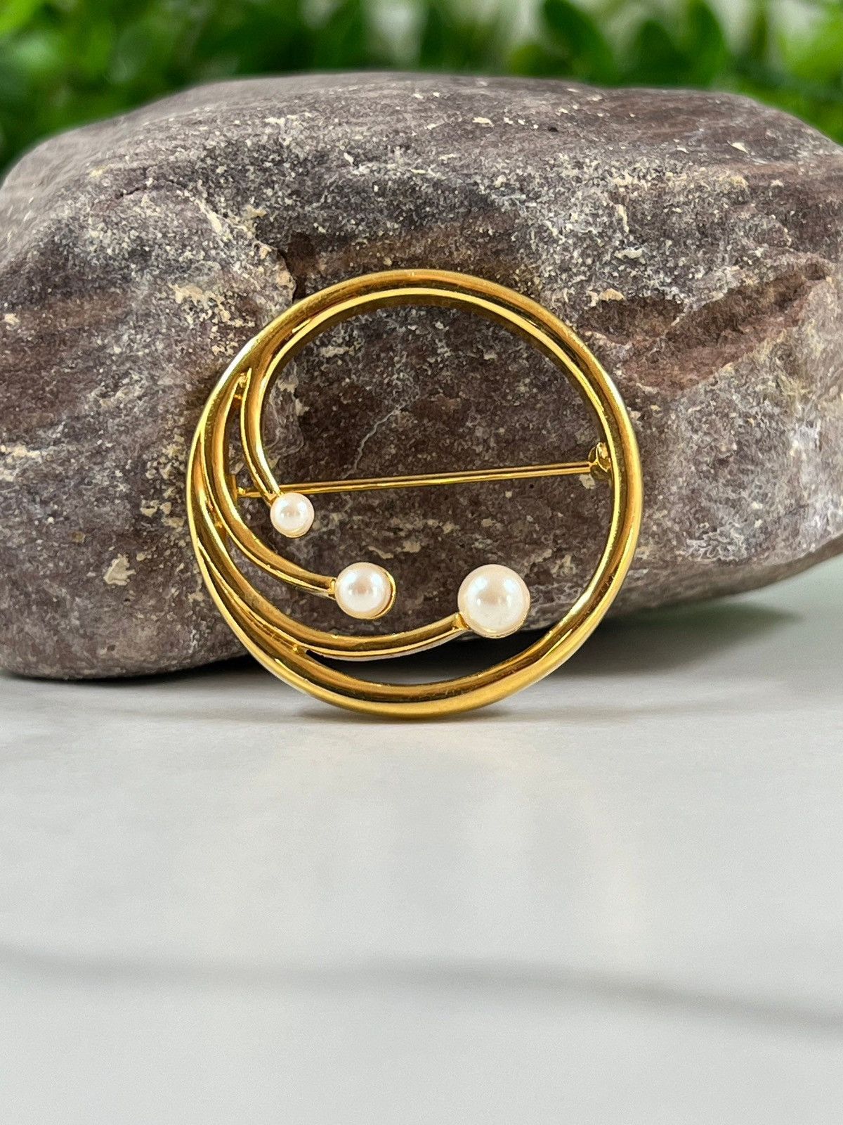Vintage VINTAGE Designer Monet Gold Circle Wreath Pearl Pin Brooch Size ONE SIZE - 3 Thumbnail