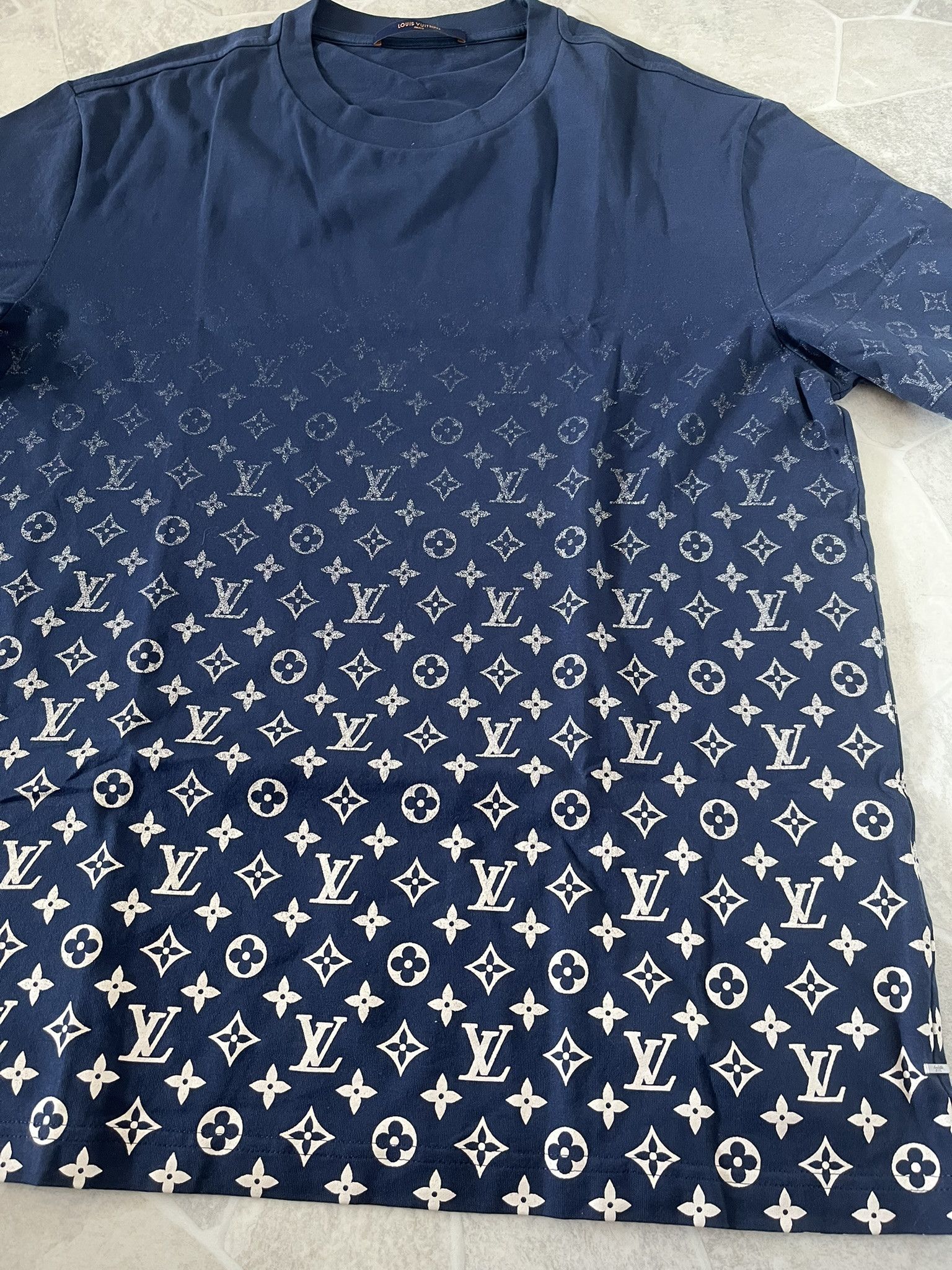 Louis Vuitton Louis Vuitton Monogram Gradient Dark Blue T-shirt Size US XXL / EU 58 / 5 - 3 Thumbnail