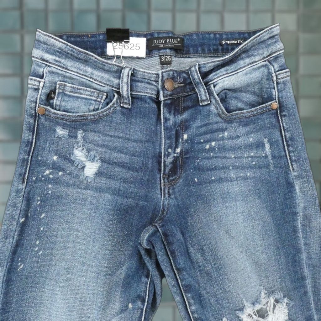 Judy Blue Jeans Womens 3/26 Boyfriend Fit Stretch Mid Rise Light Wash Distressed Jeans