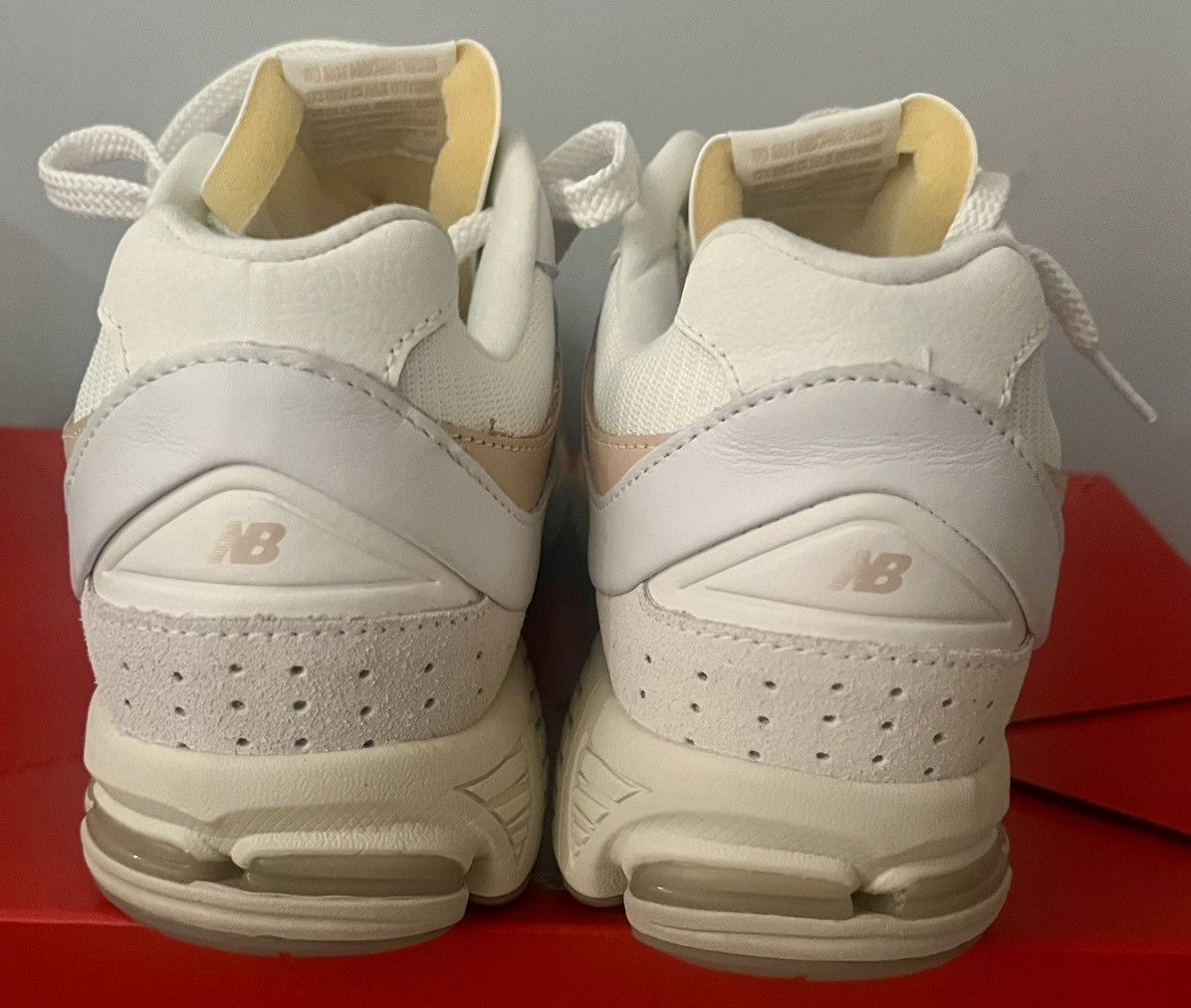 New Balance Authentic New Balance 2002R white vachetta tan sneakers 9.5 Size US 9.5 / EU 42-43 - 5 Thumbnail