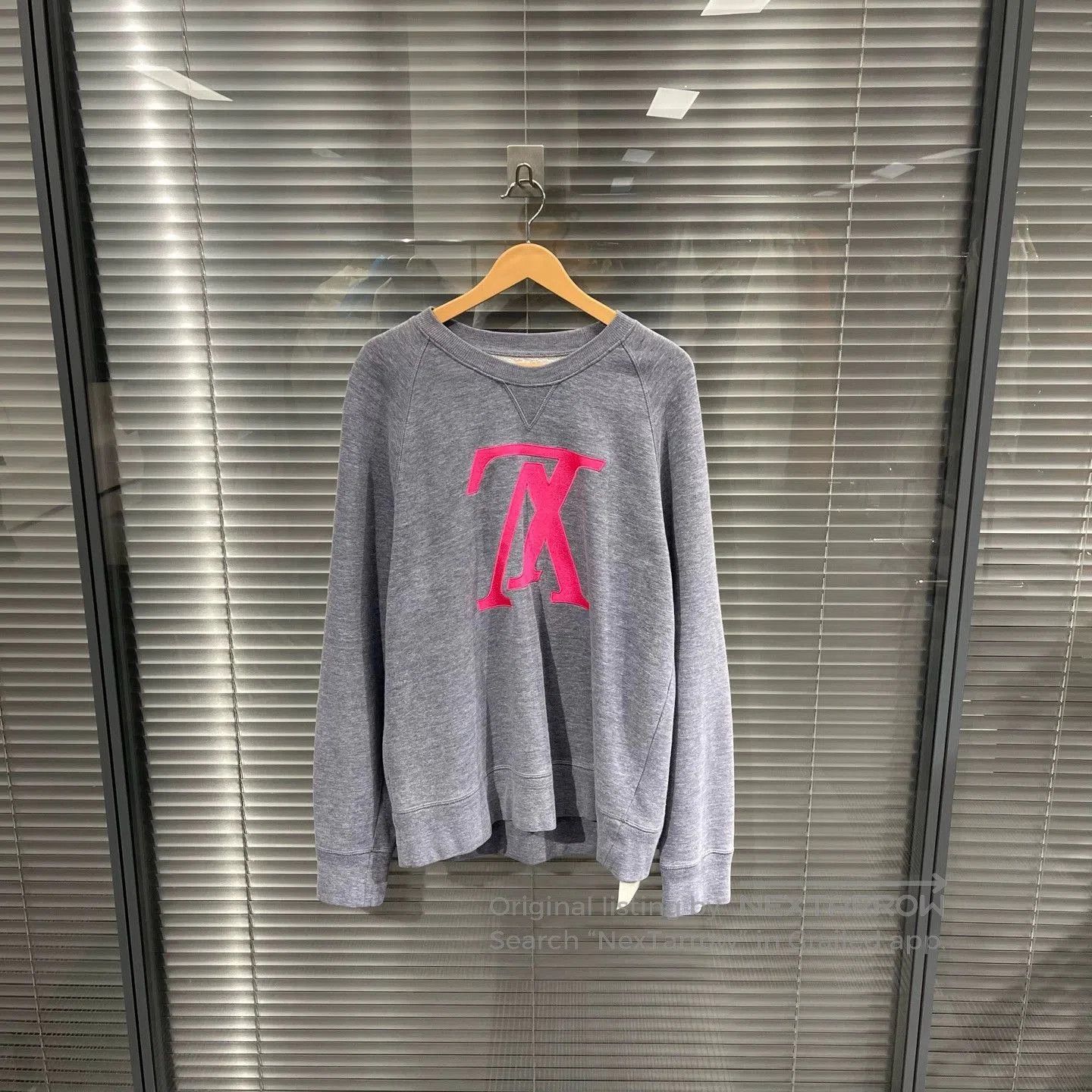 Louis Vuitton Gray Long-Sleeve Sweatshirt with Pink Logo. Size US L / EU 52-54 / 3 - 1 Thumbnail
