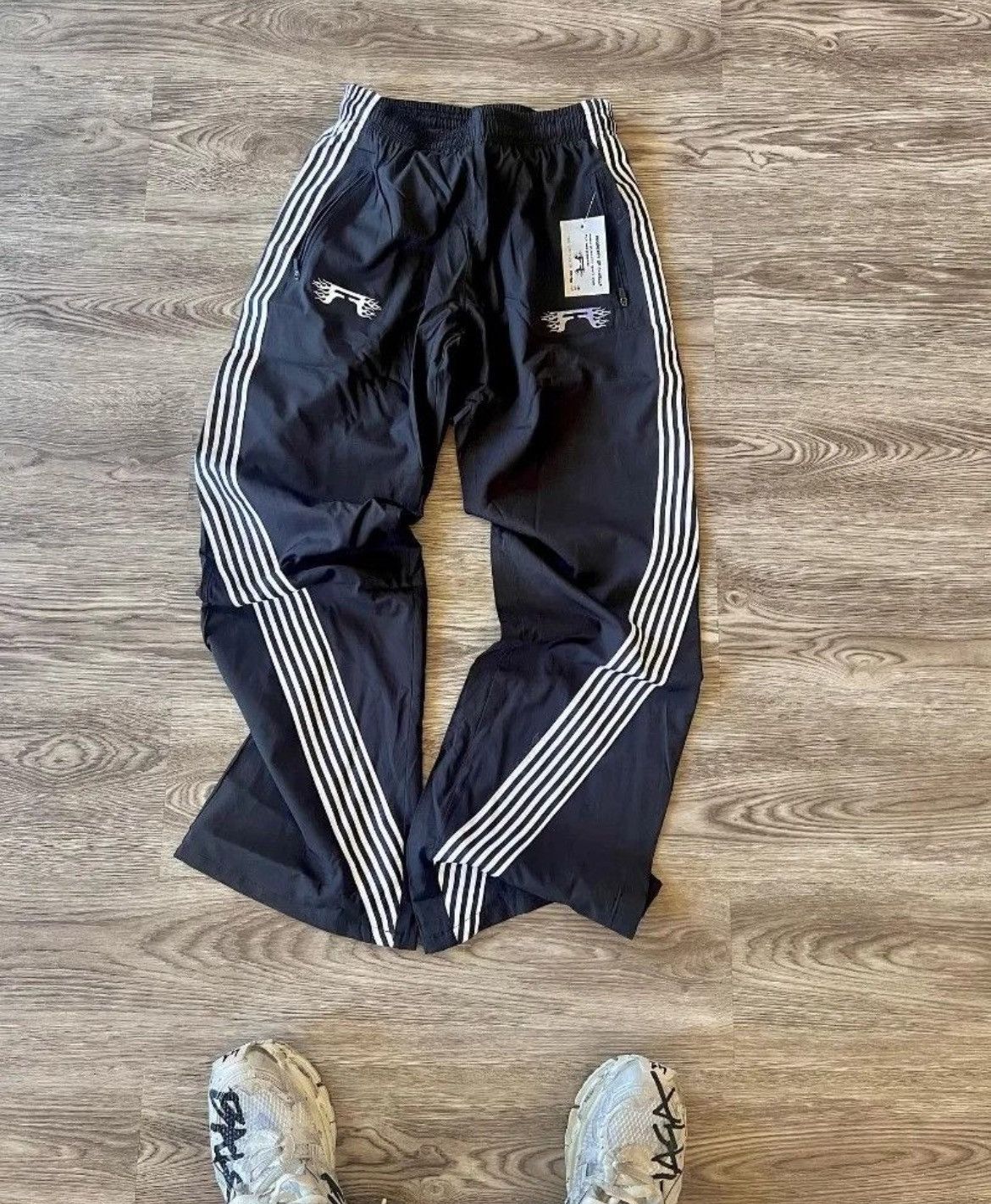 Japanese Brand × Vintage Black Striped Japanese Baggy Sweatpants Size US 33 - 3 Thumbnail