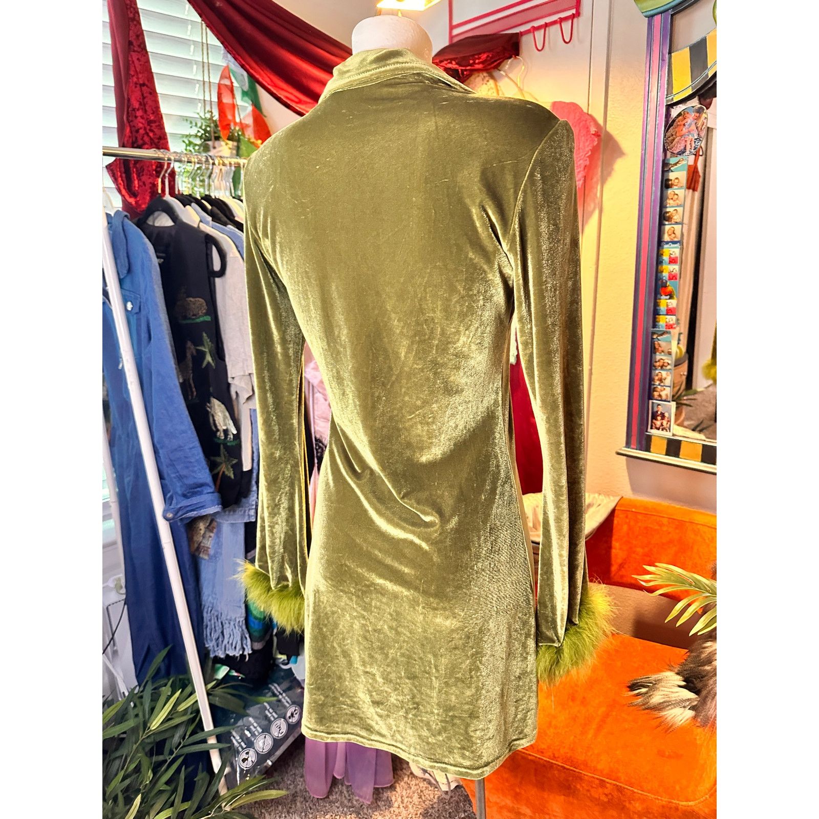 Glamorous Y2k velvety green dress with feathered cuffs