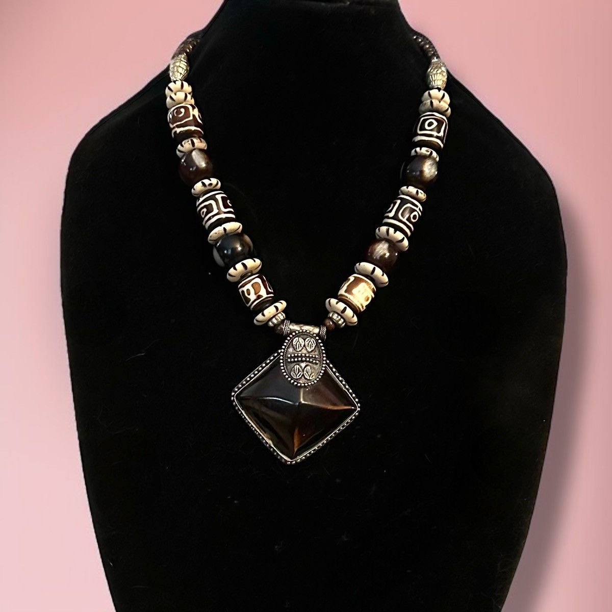 Vintage Vintage Tibetan Dizi Eye Bead pendant statement necklace Size ONE SIZE - 1 Thumbnail