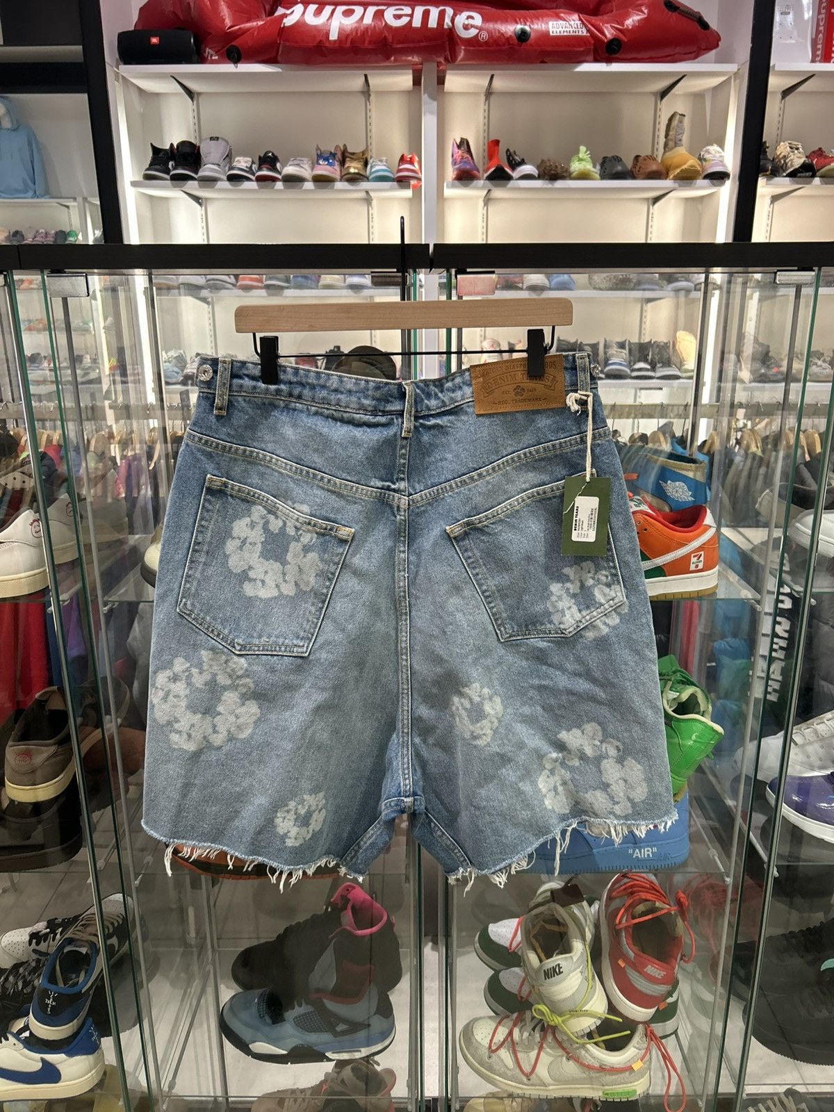 DENIM TEARS Denim tears laser wreath denim light wash Size US 34 / EU 50 - 2 Thumbnail