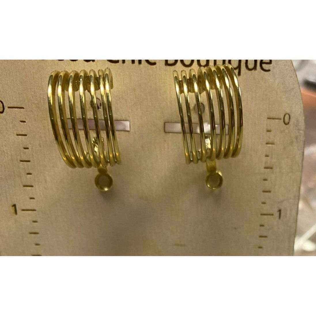 Other Gold tone Chic Vintage Spiral Hoop Pierced Earrings Size ONE SIZE - 3 Thumbnail