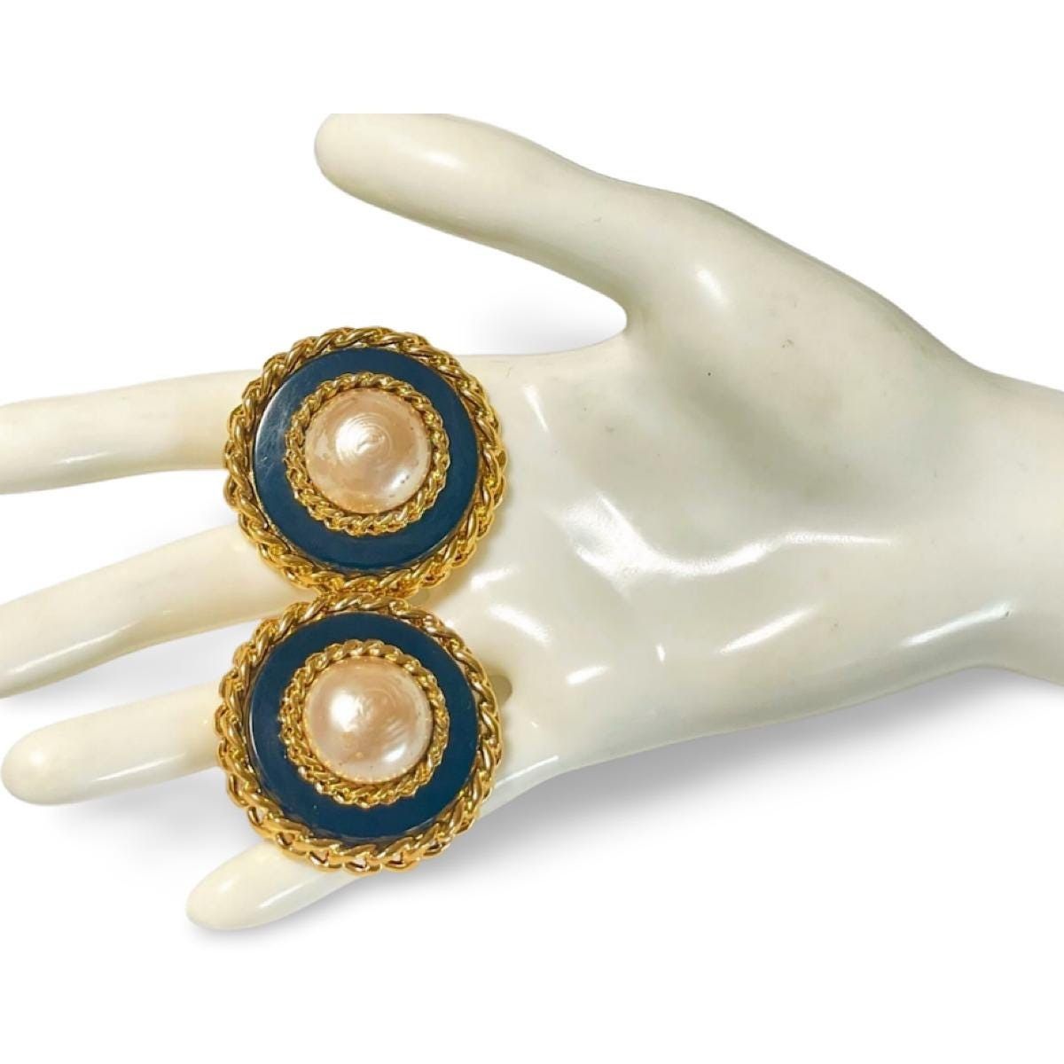 Chanel Vintage CHANEL large earrings with chain frames and pearls Size ONE SIZE - 10 Thumbnail
