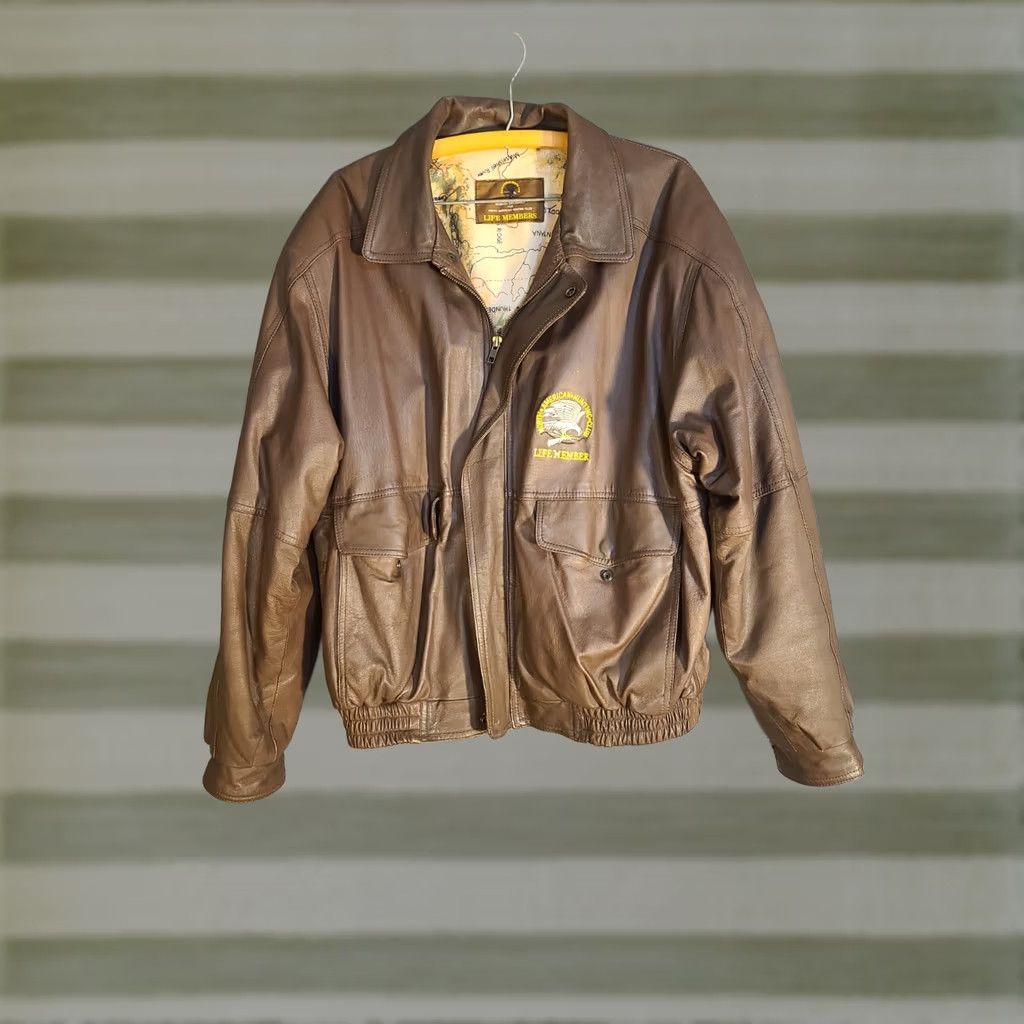 Vintage VINTAGE Life Members North American Hunting Club Leather Bomber Jacket Brown Large L Mens Regular Jacket Size US L / EU 52-54 / 3 - 1 Thumbnail