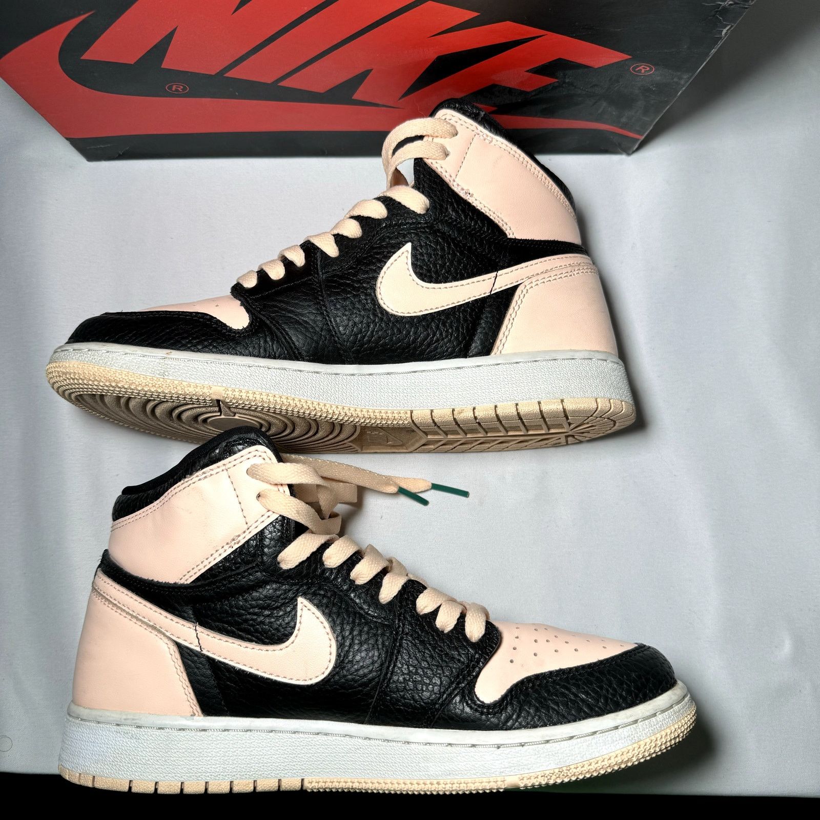 Jordan Brand × Nike Nike Air Jordan 1 Retro High OG GS Crimson Tint - Size 6.5 Size US 6.5 / EU 39-40 - 2 Thumbnail