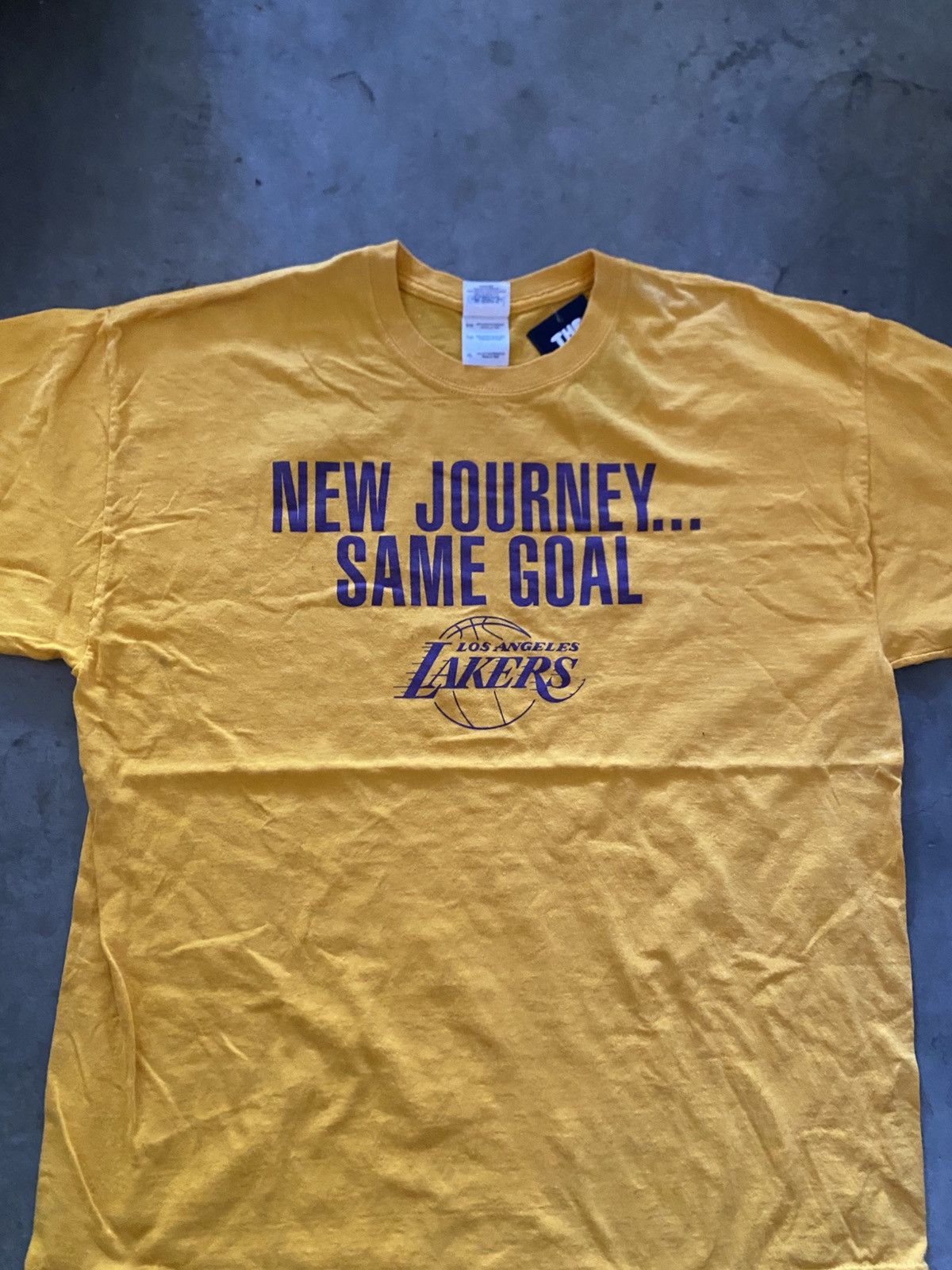 Vintage Vintage Los Angeles Lakers Gold Tee Size US XL / EU 56 / 4 - 1 Thumbnail
