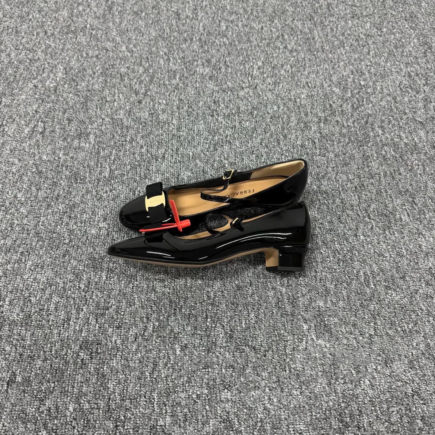 Salvatore Ferragamo FERRAGAMO Black Gold Lacquer Painted Mary Jane Shoes| Size US 8.5 / IT 38.5 - 3 Thumbnail