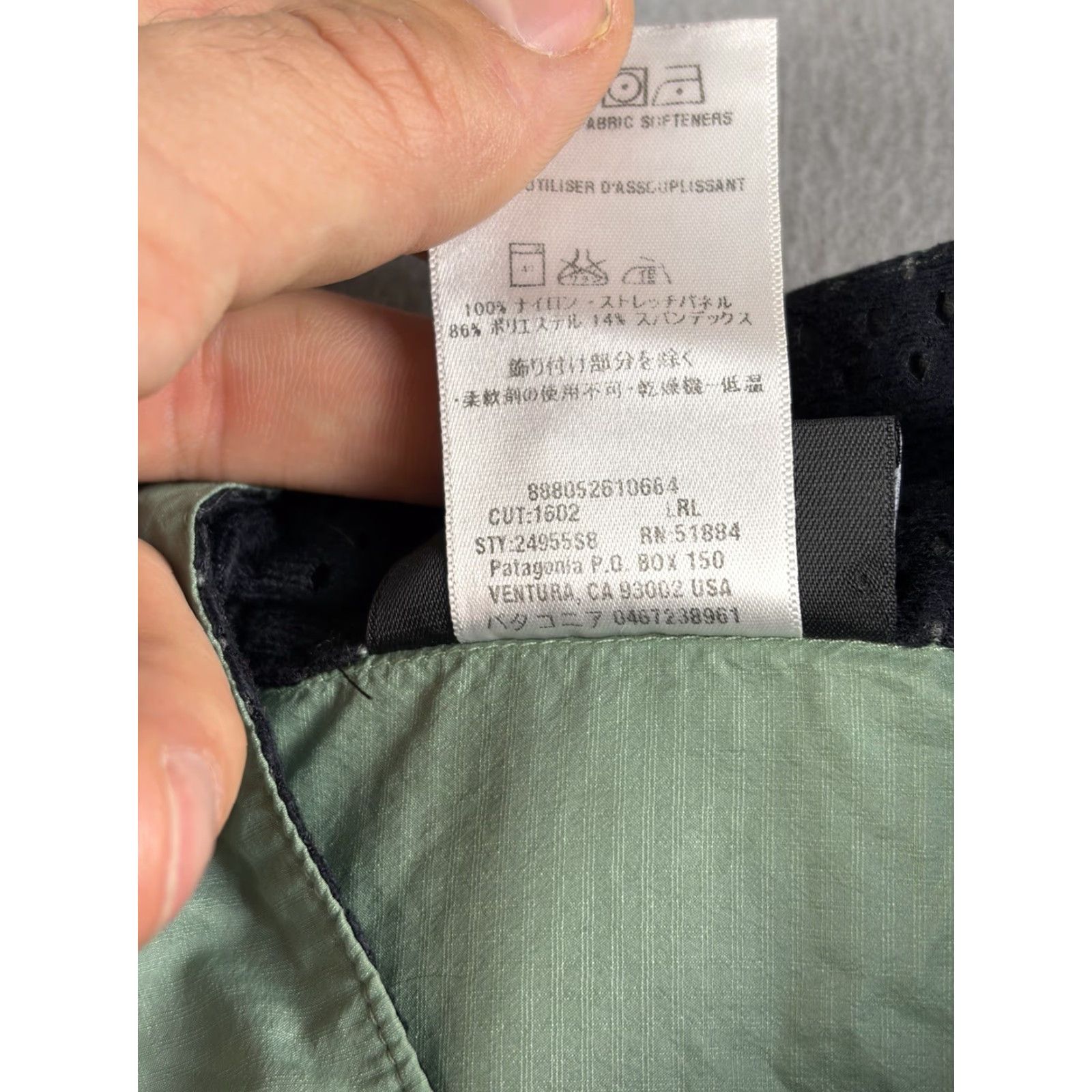 Patagonia VINTAGE Patagonia Windbreaker Jacket Women’s Size L Green Full Zip Nylon Women Green Full Zip Windbreaker Jacket Patagonia L Women Size L / US 10 / IT 46 - 5 Thumbnail