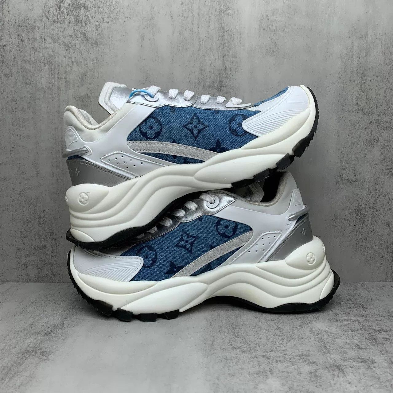Louis Vuitton Lv Run 55 Denim Monogram Sneaker 35.5 (98 New) Size US 5 / IT 35 - 3 Thumbnail