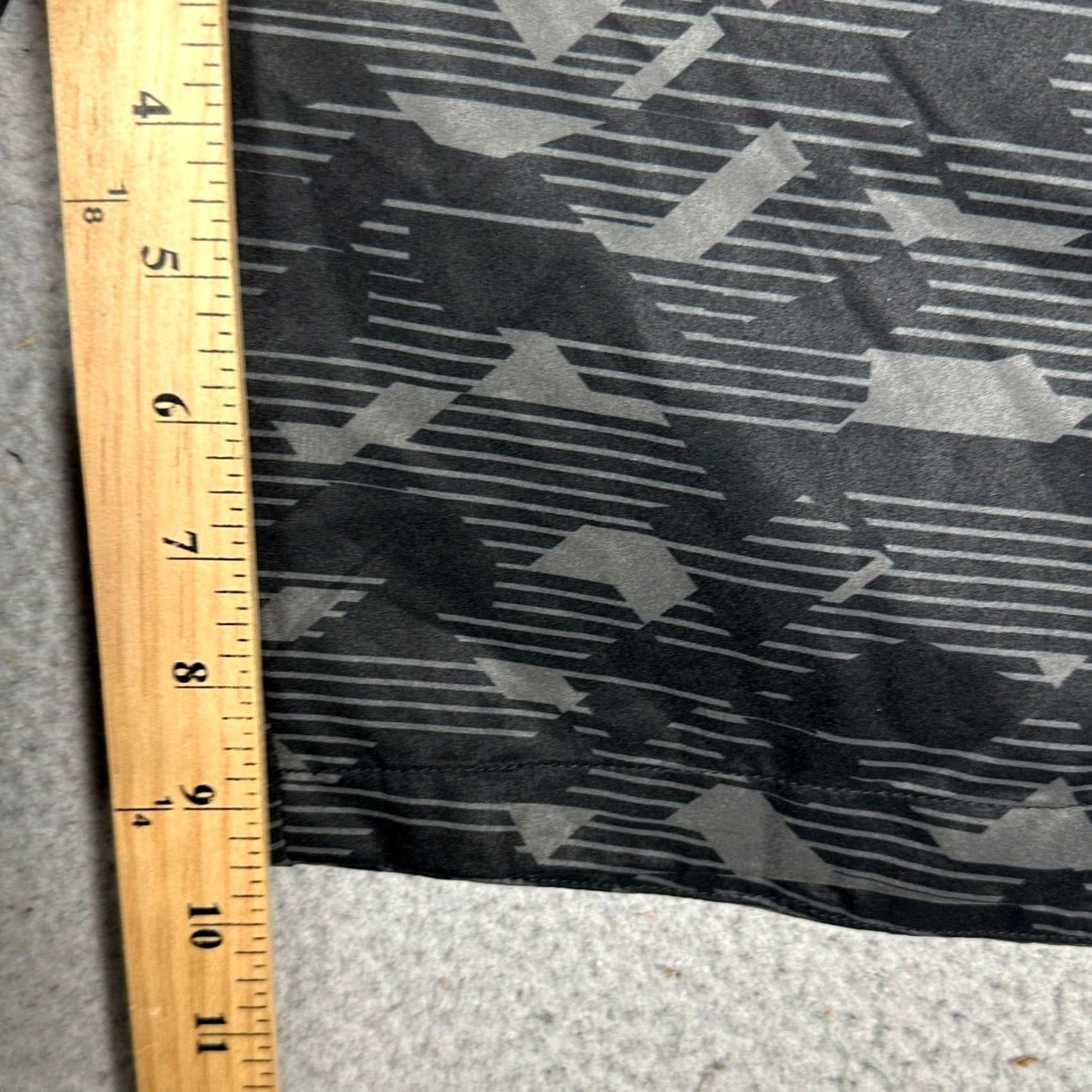 Under Armour Under Armour Board Shorts Mens 34 Gray Camouflage Drawstring Quick Dry Pockets Swim Gym 9.5in Board Shorts Mens Gray Black Geometric Camo Athletic Size US 34 / EU 50 - 7 Thumbnail
