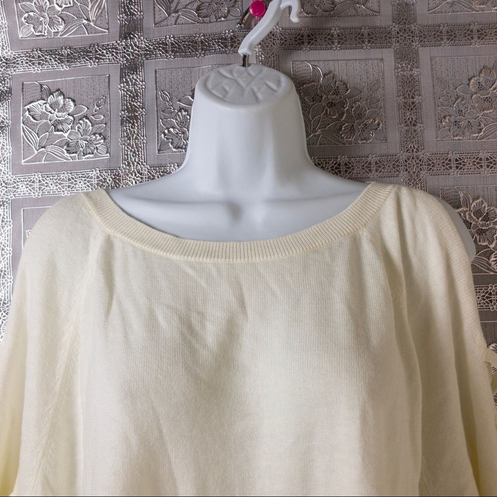 Express Express Cold Shoulder Extreme Circle Hem Sweater Size M / US 6-8 / IT 42-44 - 3 Thumbnail