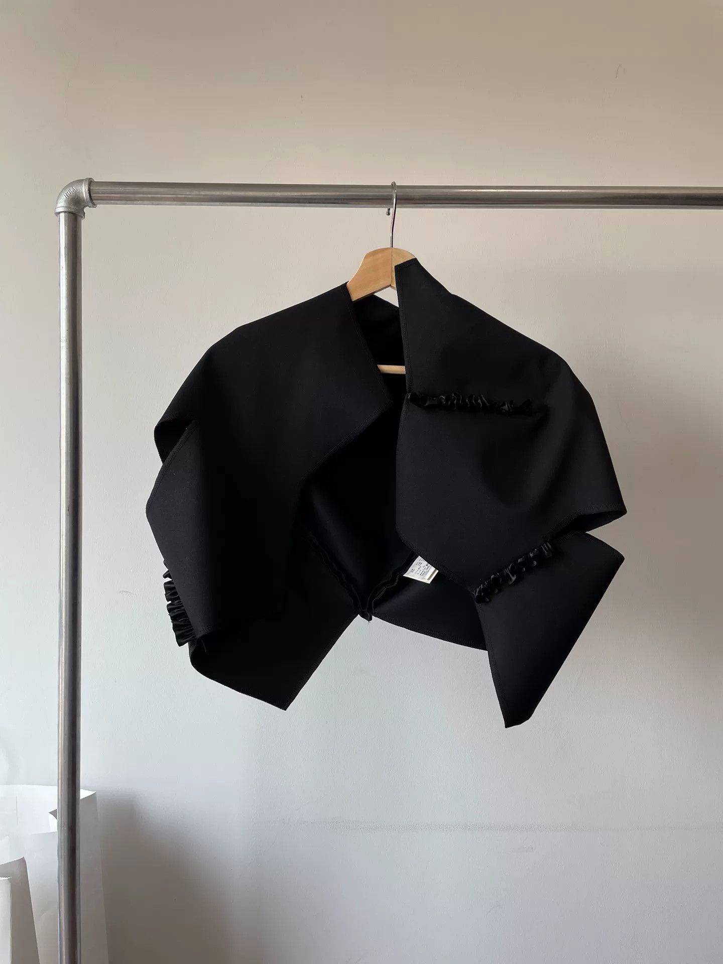 Comme des Garcons Comme des Garçons Runway Ruffle Coat Size XS / US 0-2 / IT 36-38 - 1 Thumbnail