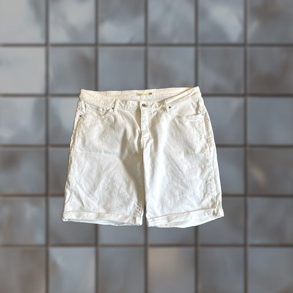 Levi's VINTAGE Levi's Bermuda Short Jorts White Women 22W Shorts Size 40" / US 18 - 1 Thumbnail