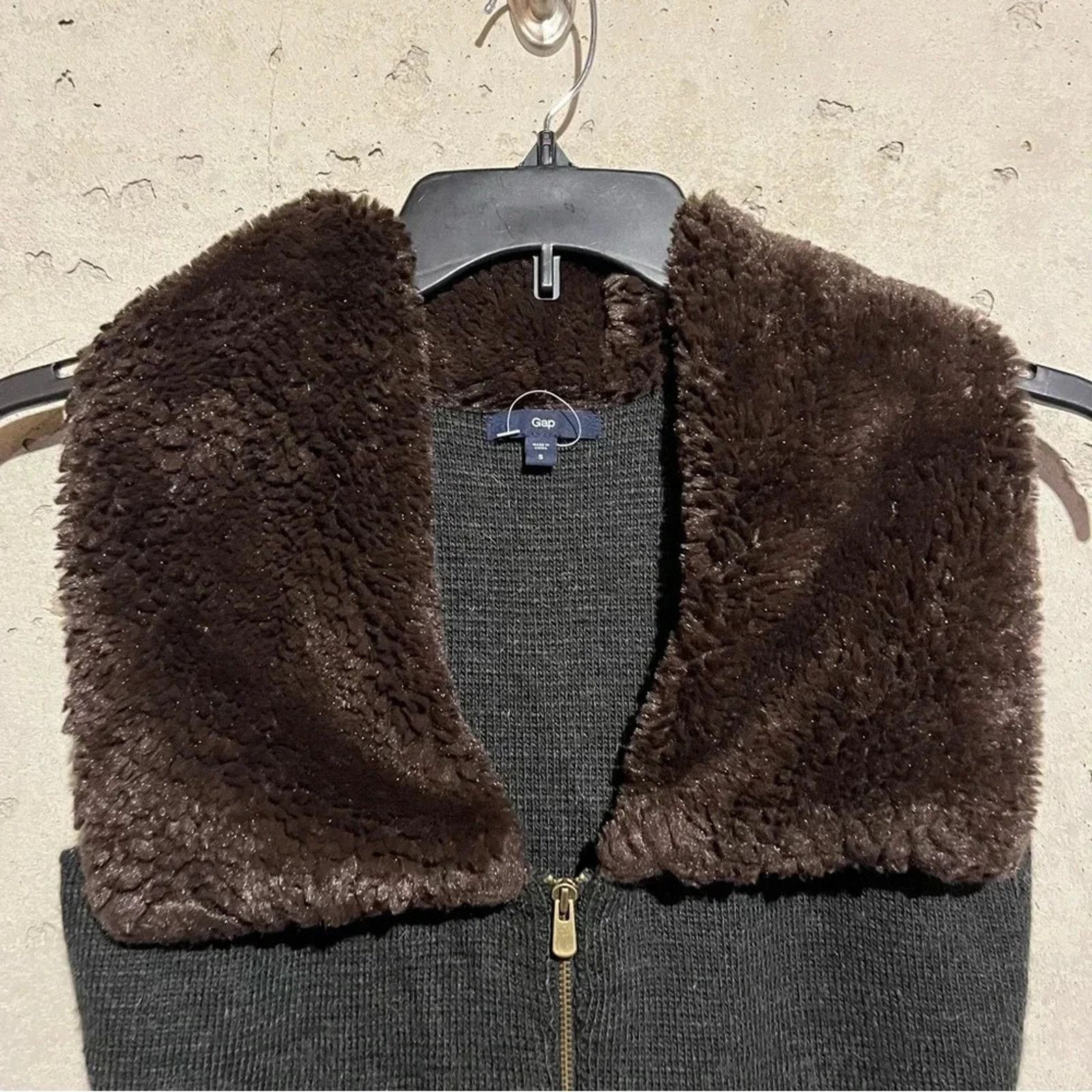 Gap Gap Sweater Vest Full Zipper Wool Brown Faux Fur Collar Size S / US 4 / IT 40 - 2 Thumbnail