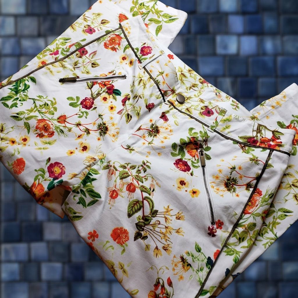 Disney Disney's Alice Through the Looking Glass White Floral Denim Capri Pants Size 6 Size 28" / US 6 / IT 42 - 1 Thumbnail