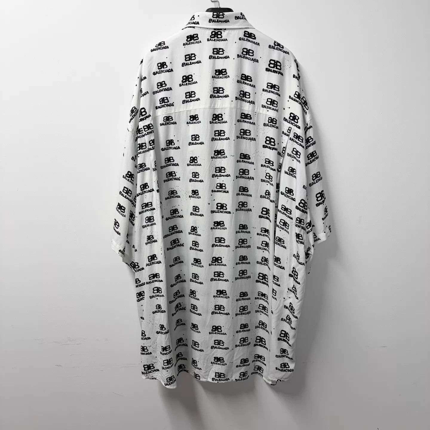 Balenciaga Balenciaga White Logo All-Over Oversized Shirt 37 Size US XS / EU 42 / 0 - 2 Thumbnail