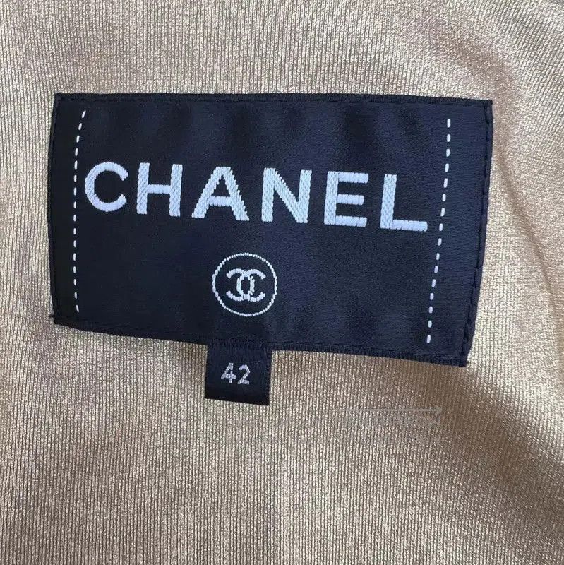 Chanel Chanel Black Jacket with Gold Accents . Size M / US 6-8 / IT 42-44 - 4 Thumbnail