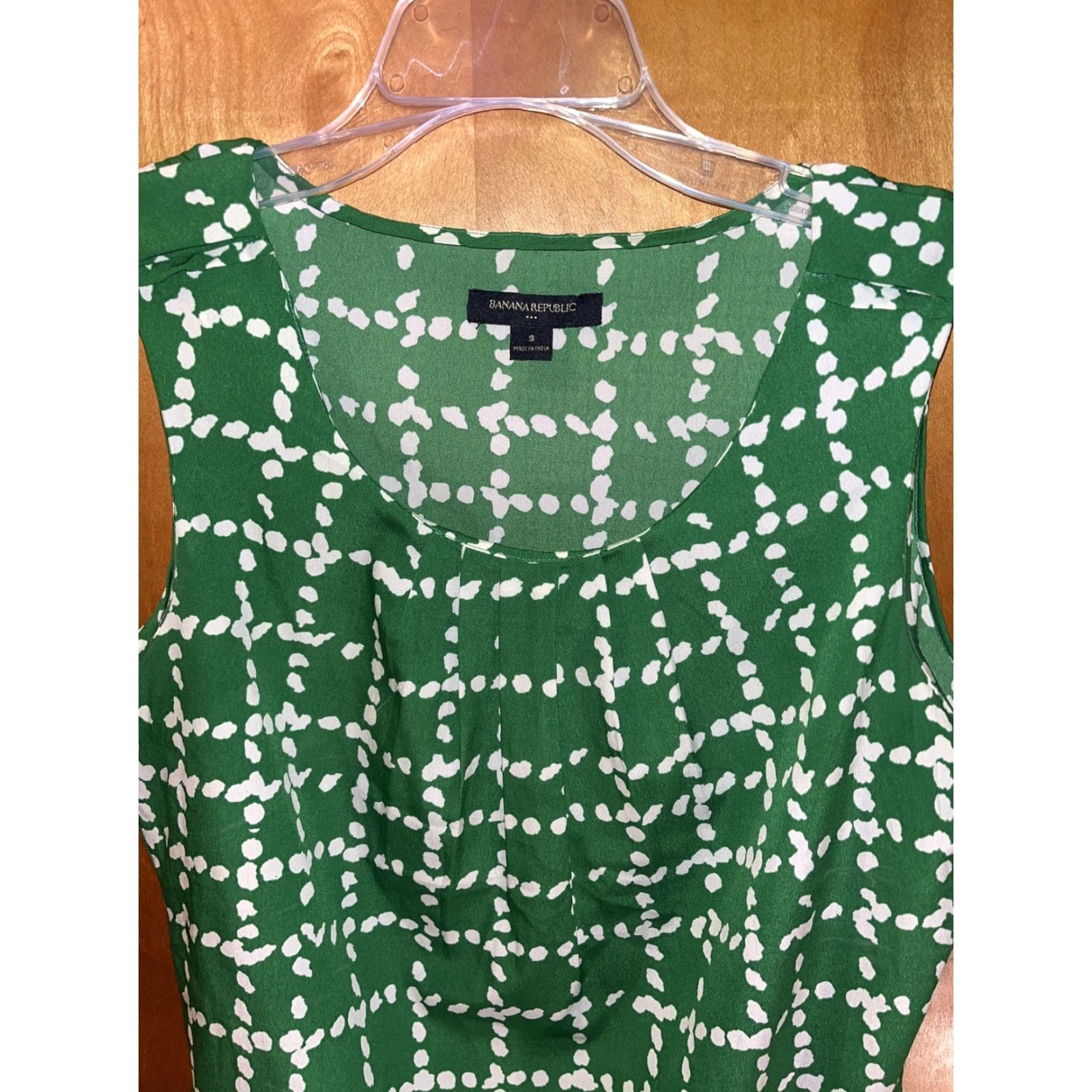 Banana Republic Banana Republic Womens Green W/ White Dots Sleeveless Pleated Blouse Size Small Size S / US 4 / IT 40 - 2 Thumbnail