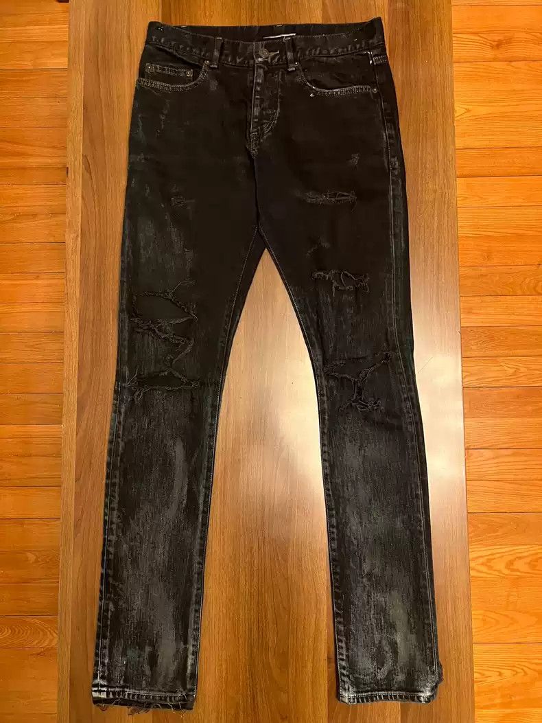 Damaged black fashion jeans