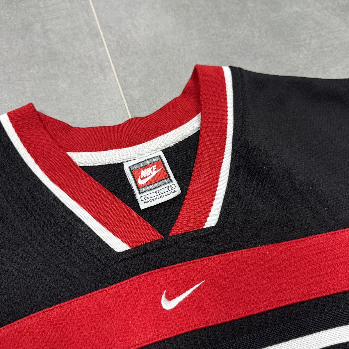 Nike Vintage Nike NBA Chicago Bulls 90s Swoosh Jersey Shirt Y2K Size US XL / EU 56 / 4 - 11 Thumbnail