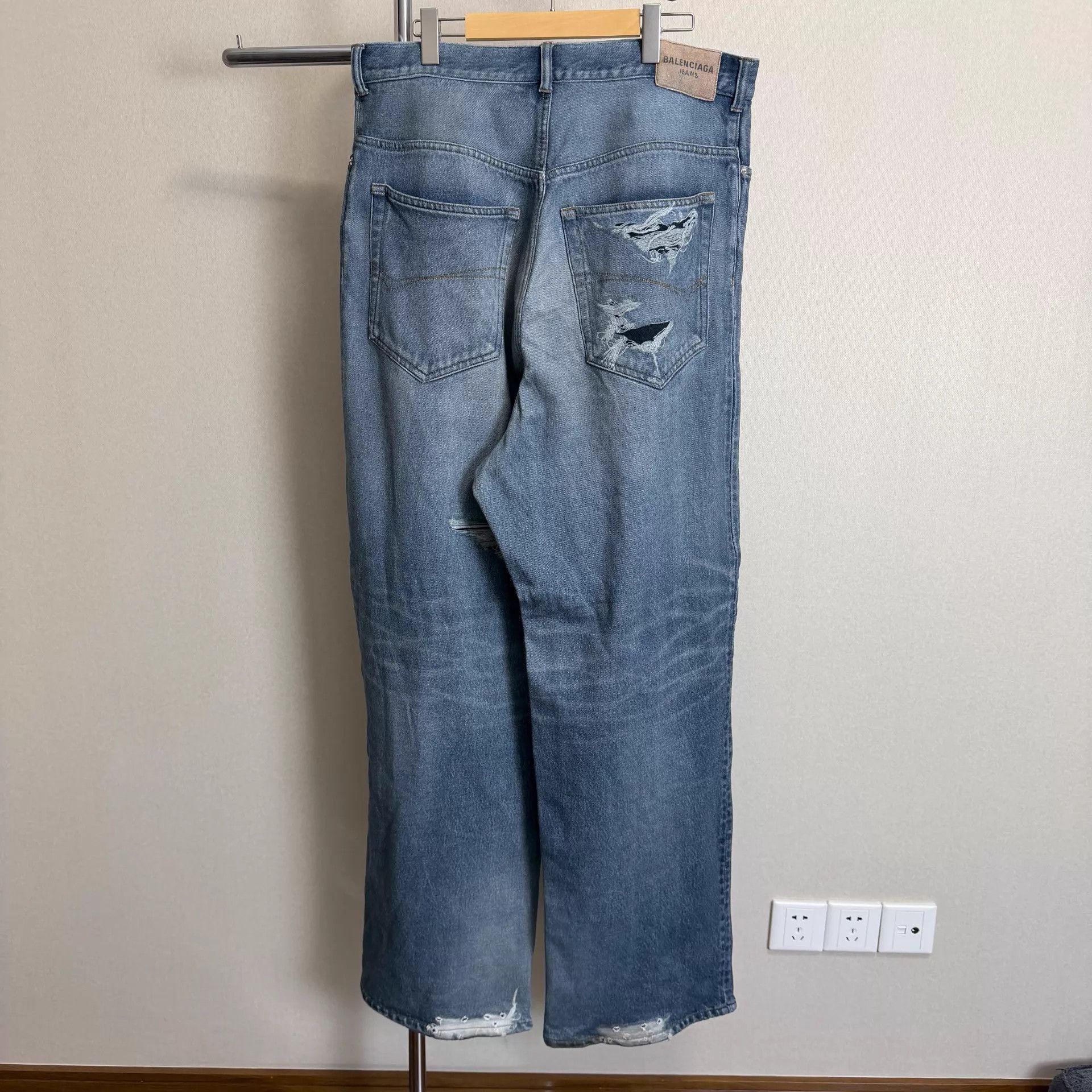 Balenciaga Balenciaga 24 Garde-robe Ripple Wash Distressed W-Leg Jeans Size 28" / US 6 / IT 42 - 2 Thumbnail