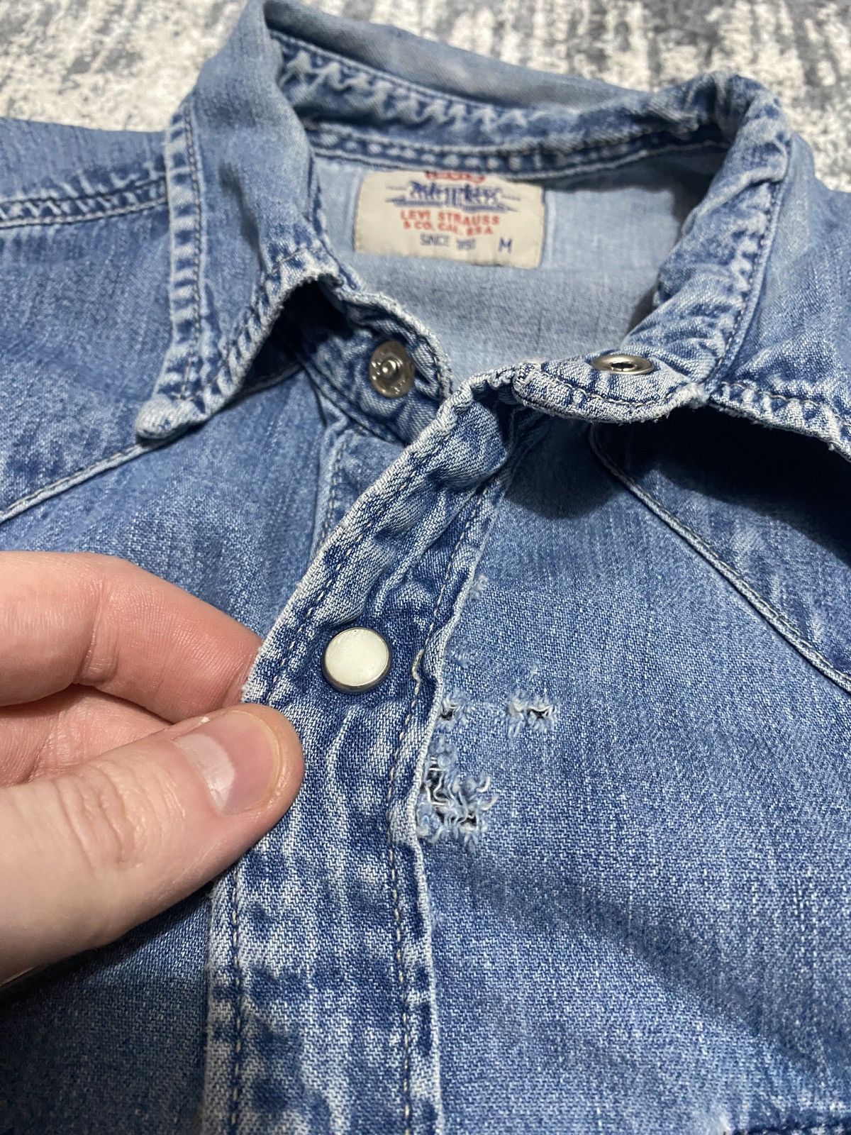 Levi's × Levi's Vintage Clothing × Vintage Levis vintage distreesed shirt with pearl pins 1997 Size US L / EU 52-54 / 3 - 8 Thumbnail