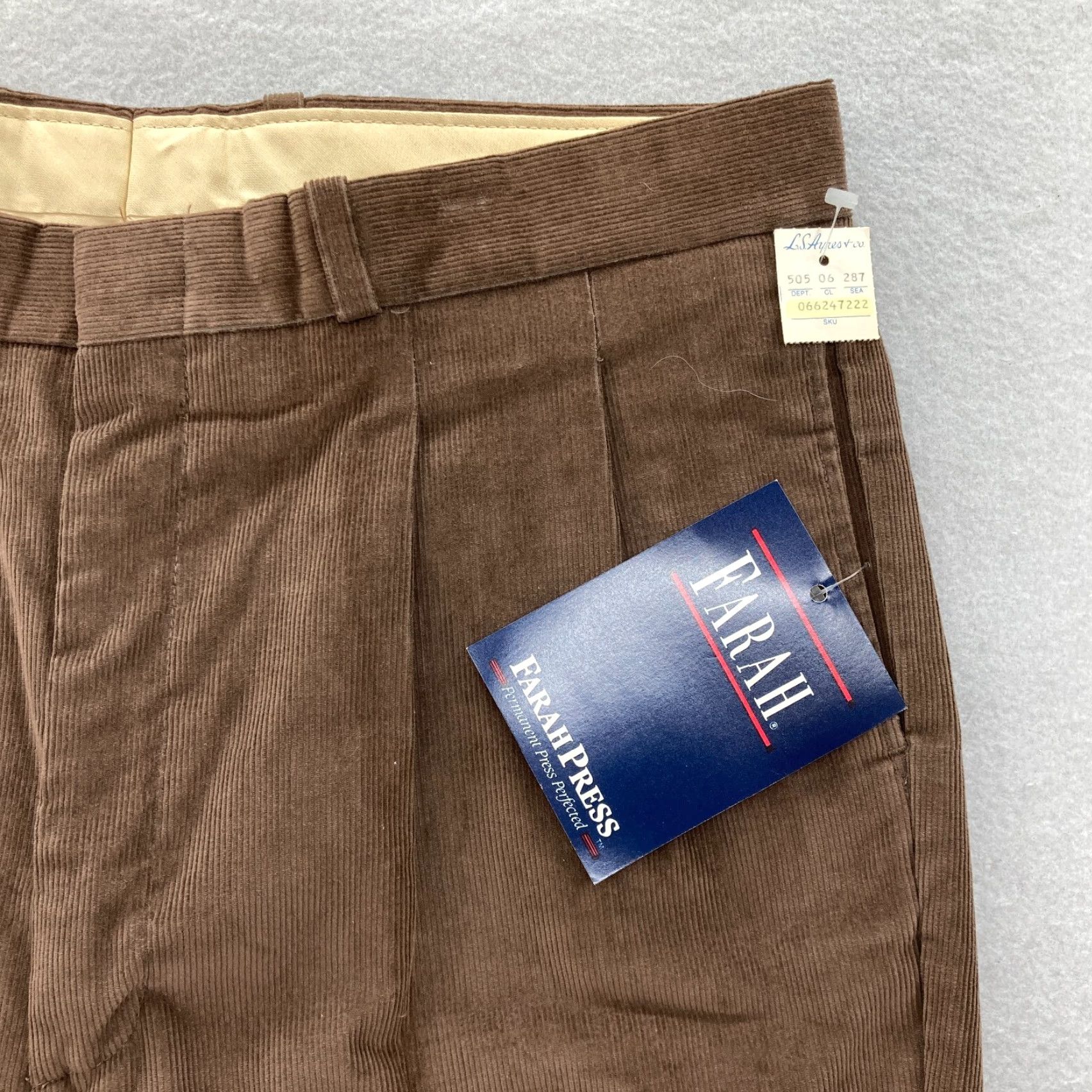 Farah VINTAGE Farah Corduroy Pants Mens 36x30 Straight Leg Pleated Casual Travel NWT Size US 36 / EU 52 - 3 Thumbnail