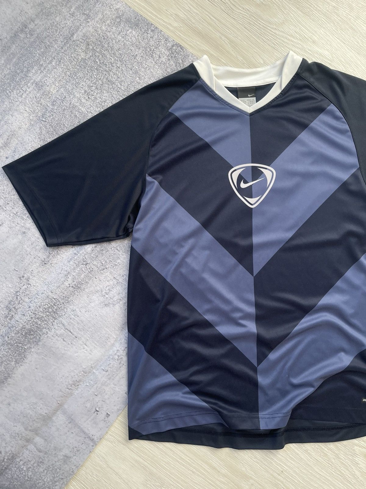 Nike Vintage Nike Team Y2k Center Swoosh Logo 00s Jersey T-shirt Size US M / EU 48-50 / 2 - 2 Thumbnail