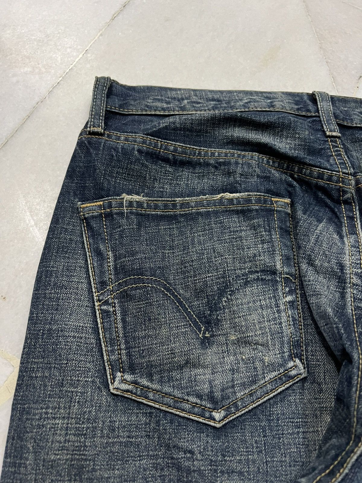 Levi's × Levi's Vintage Clothing VINTAGE 90’s STYLE LEVIS 501 BUTTON FLY DISTRESS JEANS Size US 31 - 15 Thumbnail