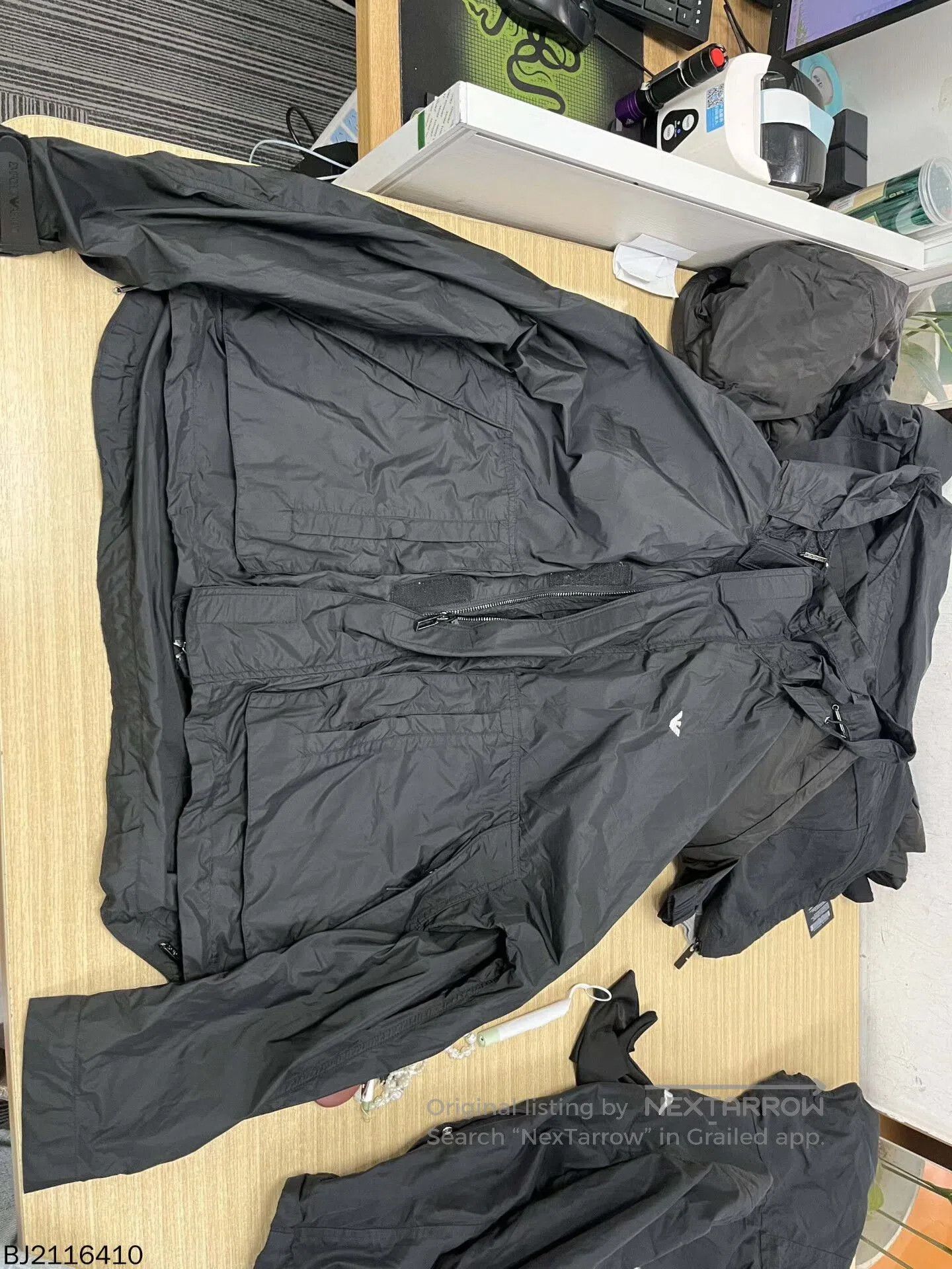 Emporio Armani armani zip-up hooded long sleeve jacket. Size US L / EU 52-54 / 3 - 3 Thumbnail