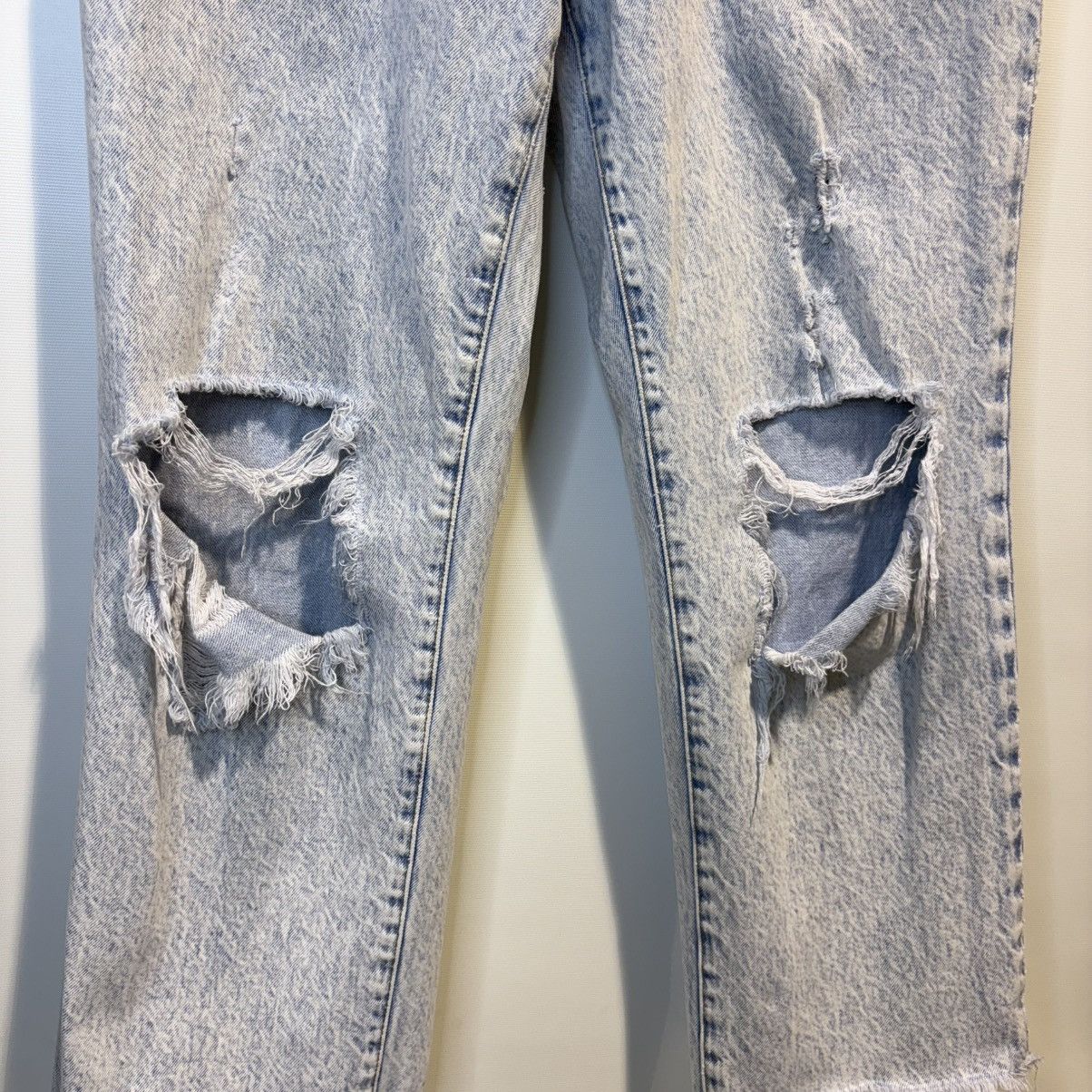 Alice + Olivia ALICE+OLIVIA AMAZING HIGH RISE BOYFRIEND JEAN DISTRESSED -31 Size 31" - 5 Thumbnail