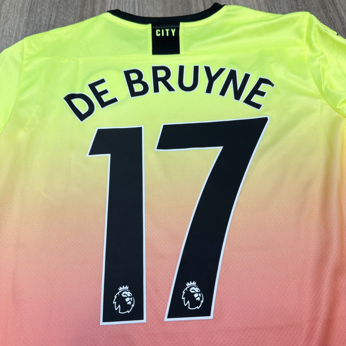 Puma (Youth size)Manchester City 19/20 L/S away #17 De Bruyne Size US XS / EU 42 / 0 - 4 Thumbnail