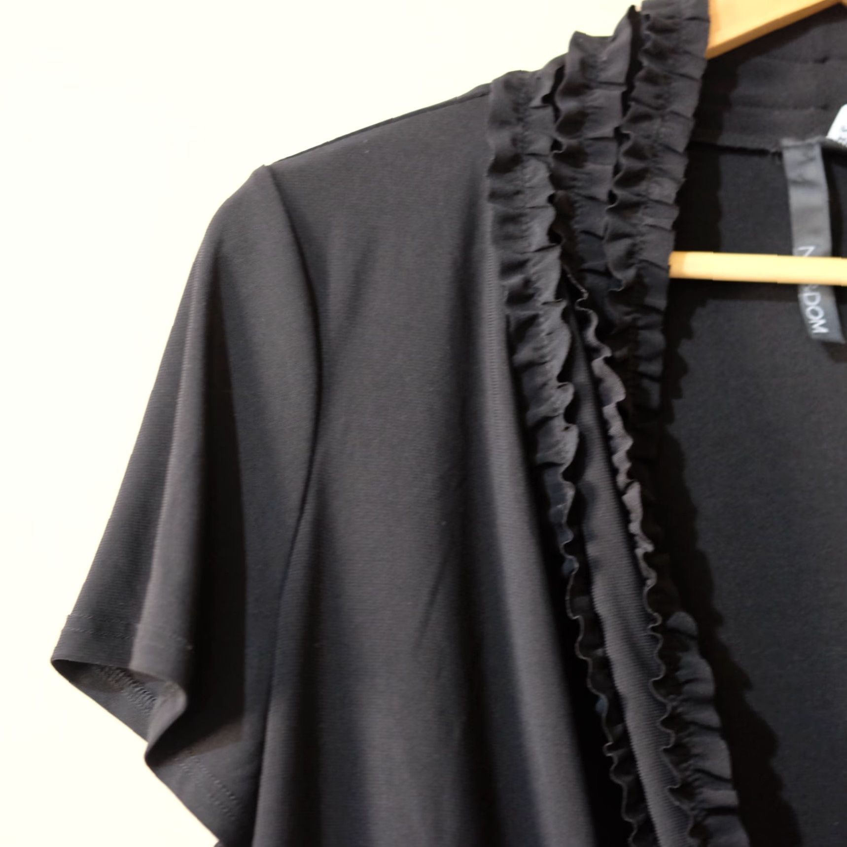 Vintage Nic & Dom Women’s 1X Ruffle Front Tie Crop Shrug Cardigan Lightweight Shirt Short Sleeve Black Polyester Spandex Casual Size XL / US 12-14 / IT 48-50 - 2 Thumbnail
