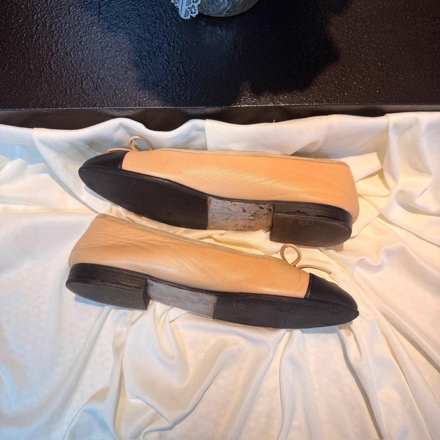 Chanel CHANEL Milk Tea Two-Tone Bow CC Ballet Flats 36.5 95 New Size US 6 / IT 36 - 4 Thumbnail