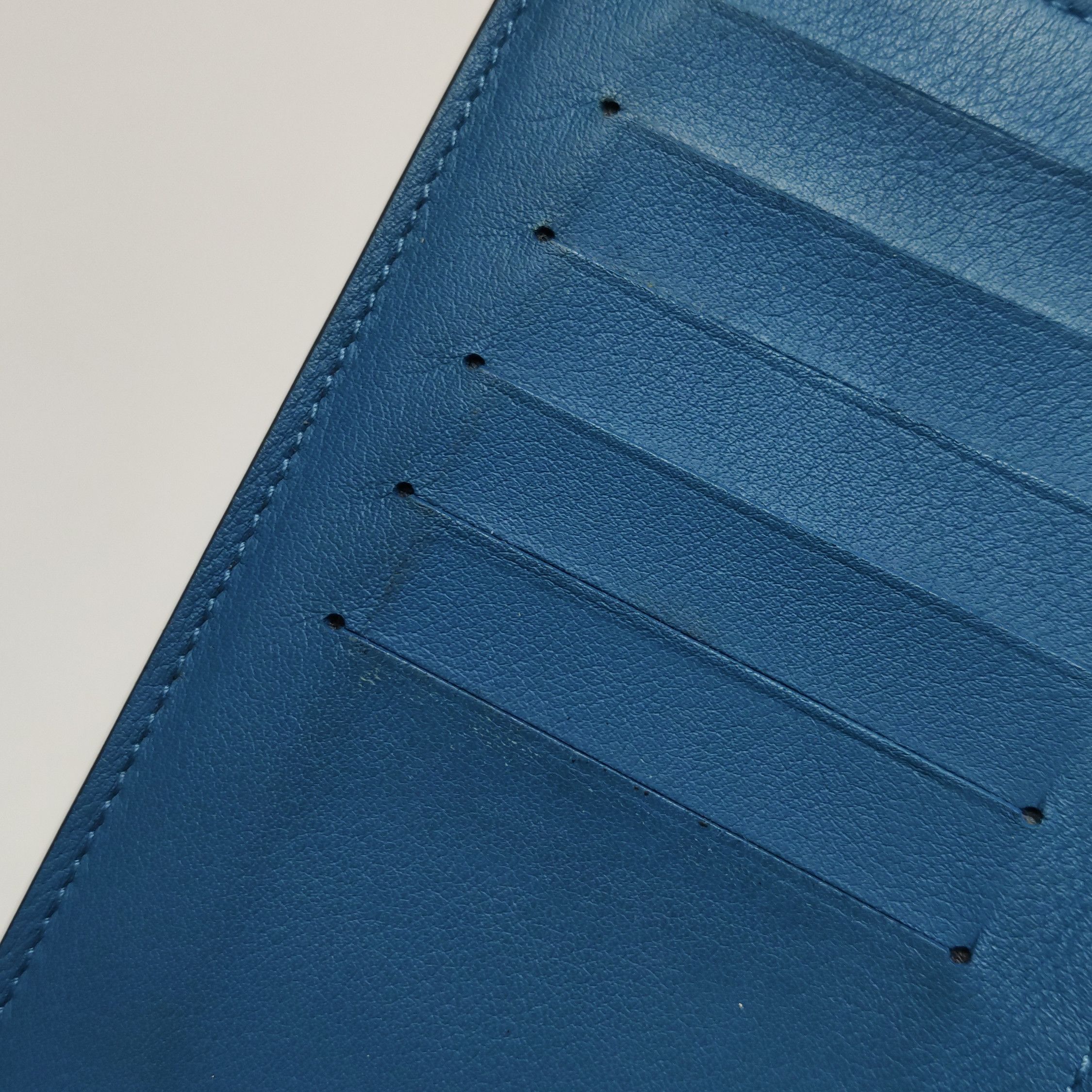 Louis Vuitton Louis Vuitton (LV) Brazza leather solid color bi-fold walle Size ONE SIZE - 5 Thumbnail