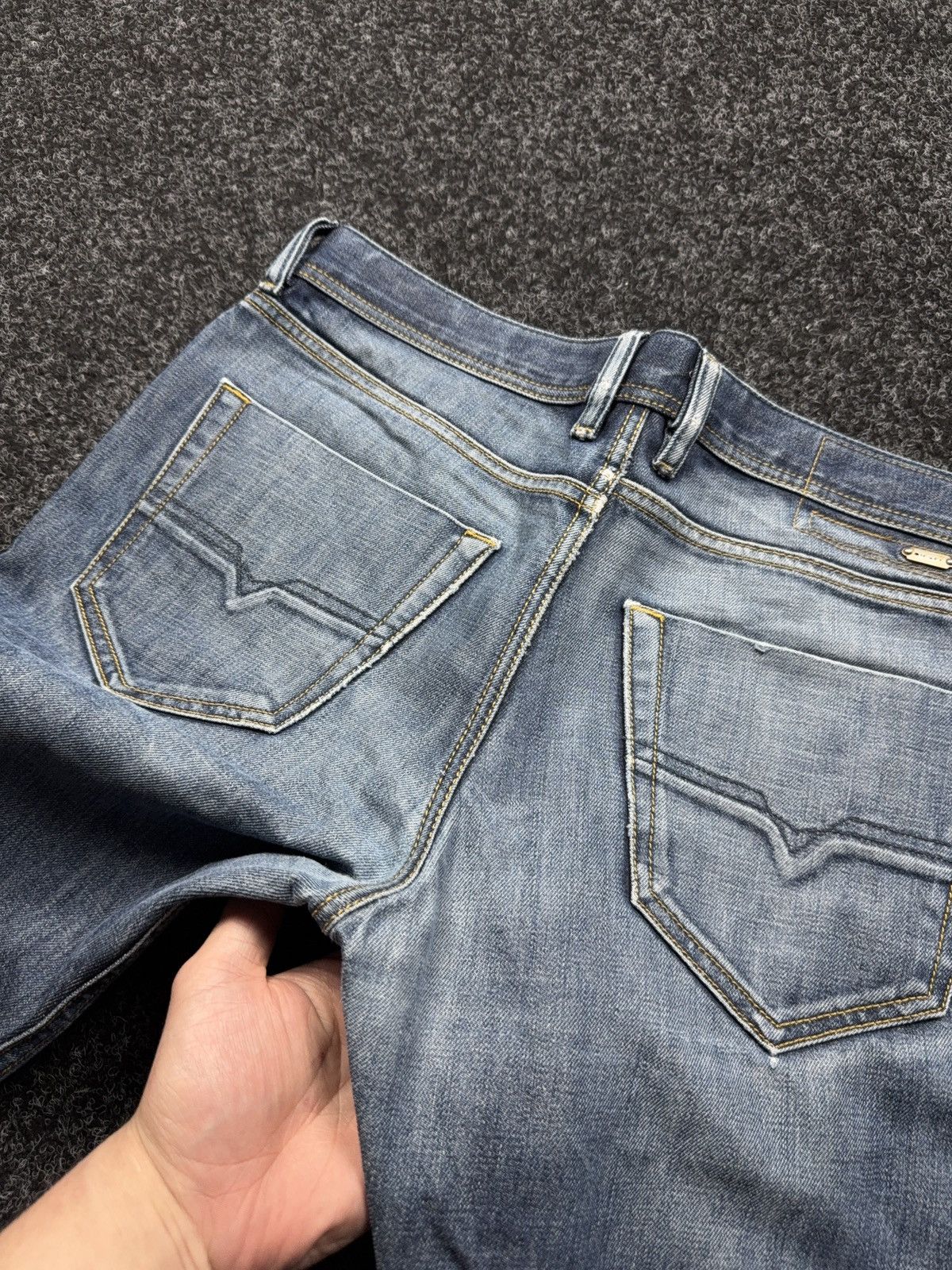 Diesel 00s Diesel Distressed Tepphar Slim Carrot Light Wash Jeans Size US 34 / EU 50 - 18 Thumbnail
