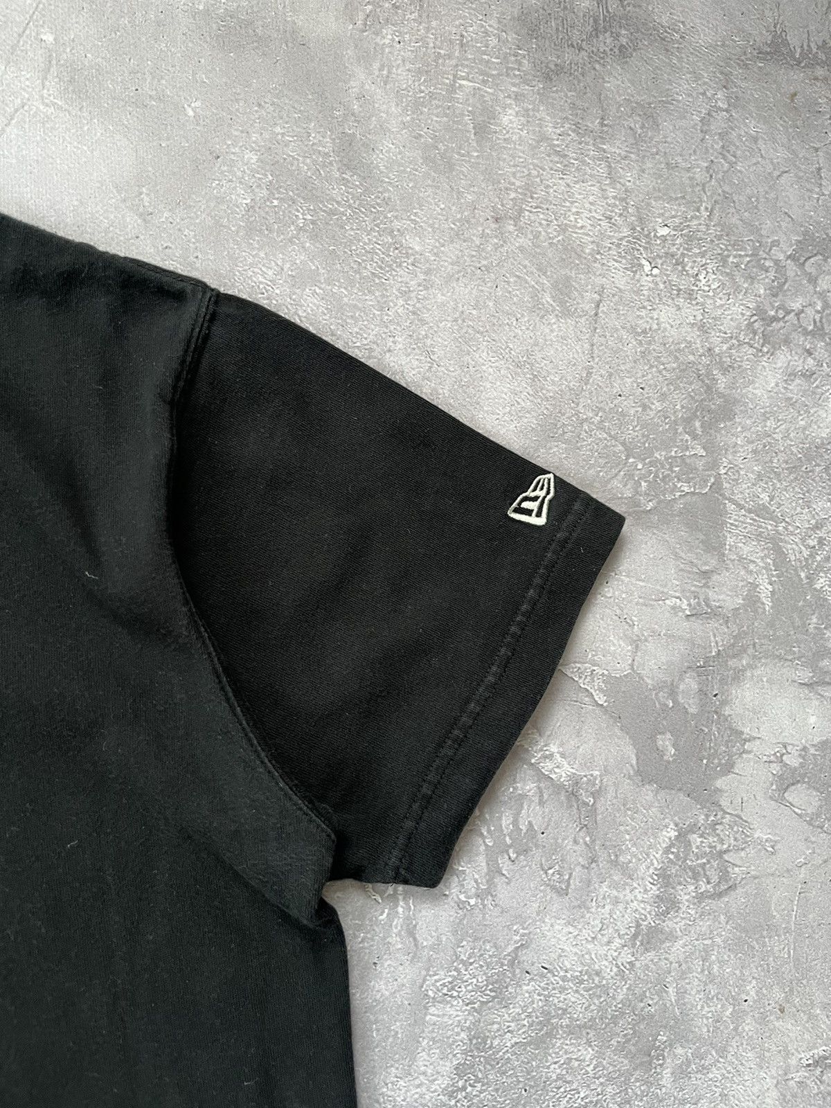 New Era × Yohji Yamamoto Rare New Era X Yohji Yamamoto Black T-Shirt Tee Size L / 4 Size US L / EU 52-54 / 3 - 4 Thumbnail