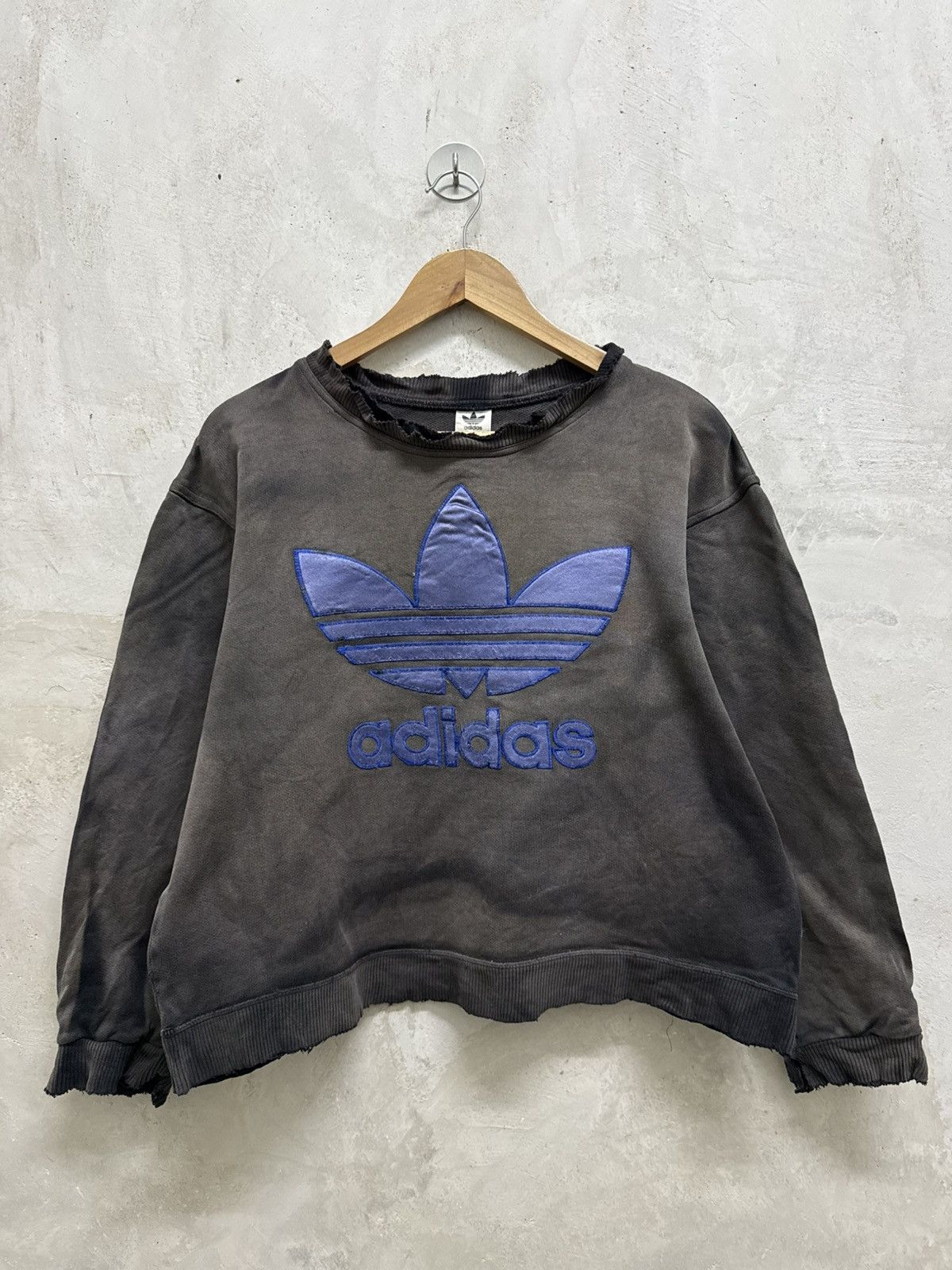 Adidas Vintage 90s Adidas Distressed Sunfaded Cropped Crewneck Size US S / EU 44-46 / 1 - 2 Thumbnail