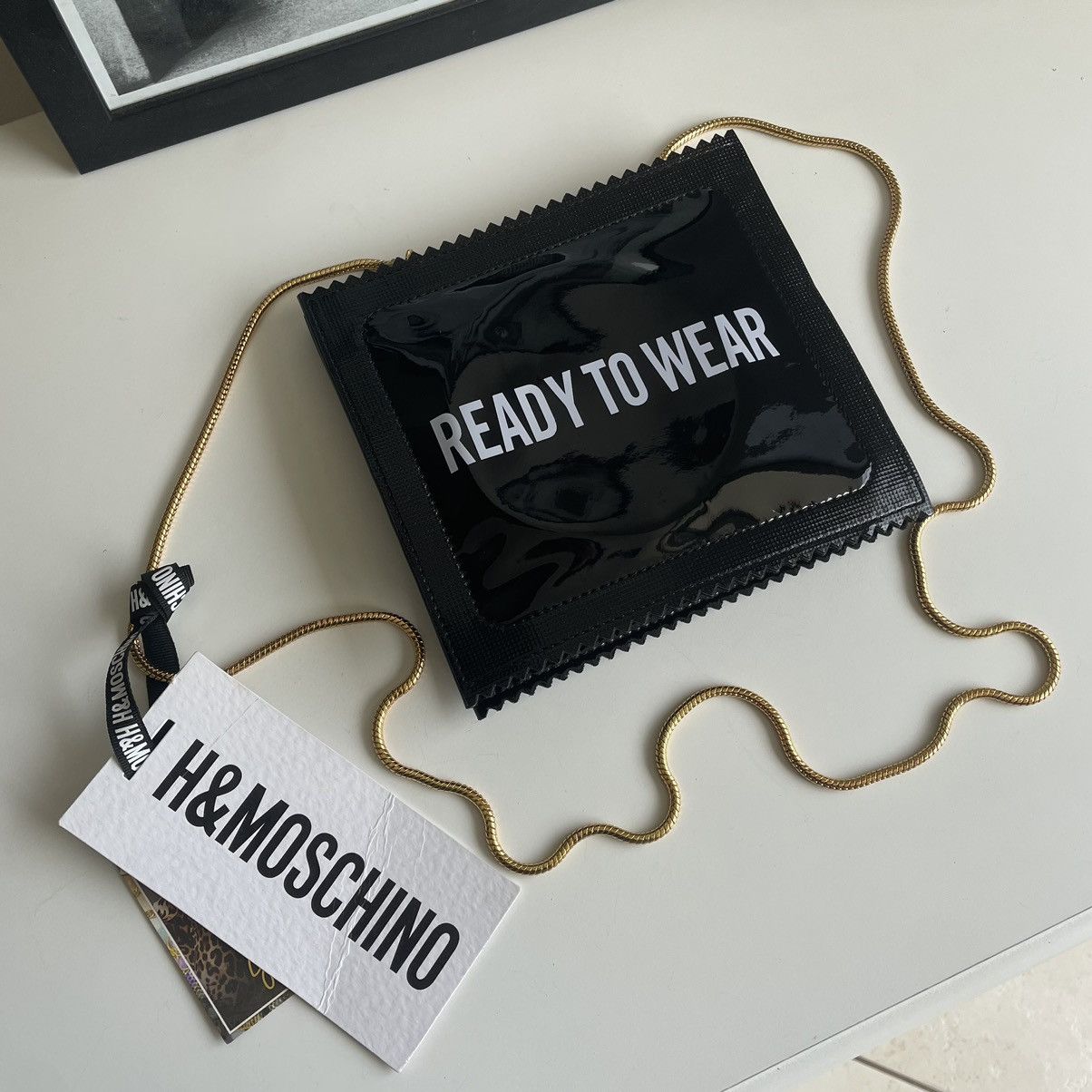 H&M × Moschino H&MOSCHINO condom clutch bag Size ONE SIZE - 5 Thumbnail