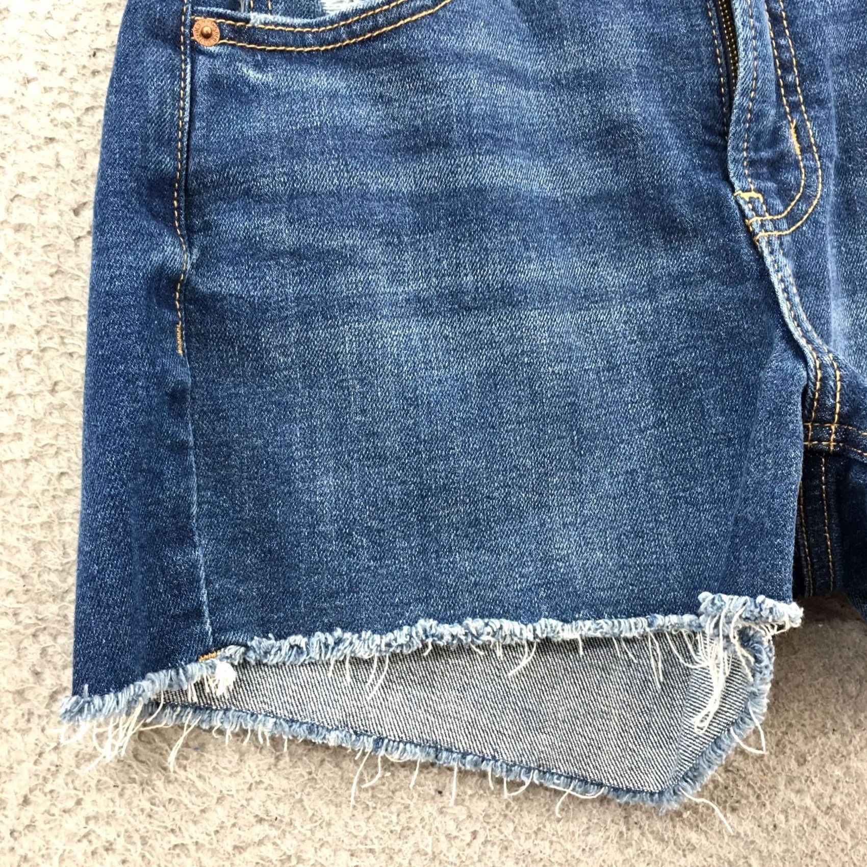 Old Navy Old Navy Shorts Womens 2 Blue Denim Cotton Blend Zip NEW Cut-Off 3.5 Inseam 28 W 3.5 Inseam Mag, Mid Rise, 5-Pocket Womens Clothing Size 26" / US 2 / IT 38 - 6 Thumbnail