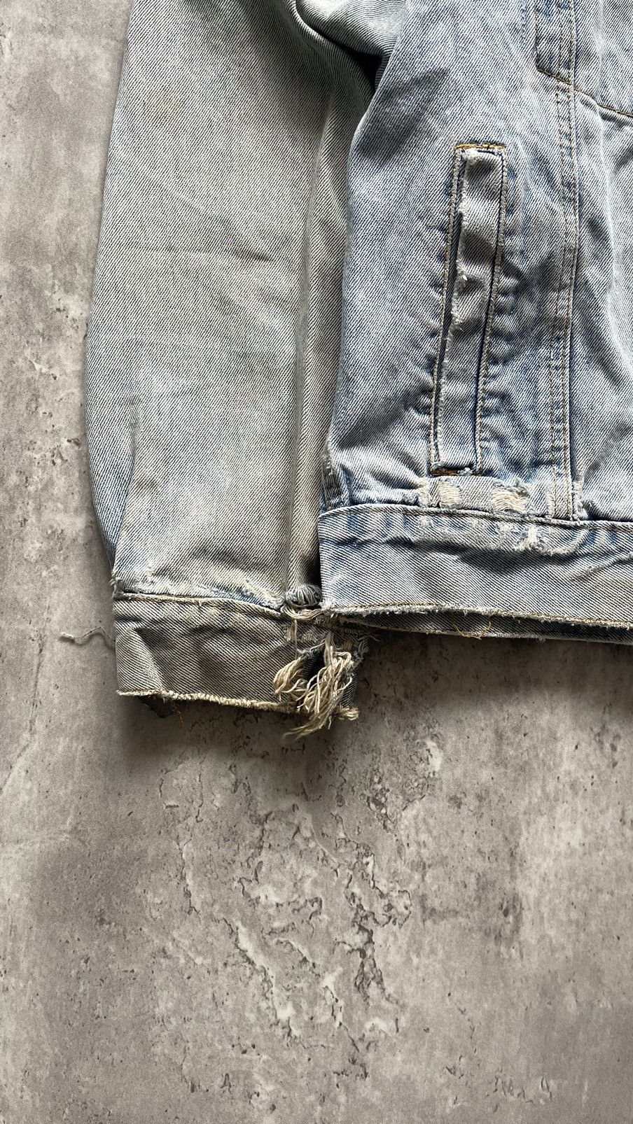 Japanese Brand × Levi's × Vintage VINTAGE 1990s FADED DISTRESSED DENIM JACKET Size US XL / EU 56 / 4 - 5 Thumbnail